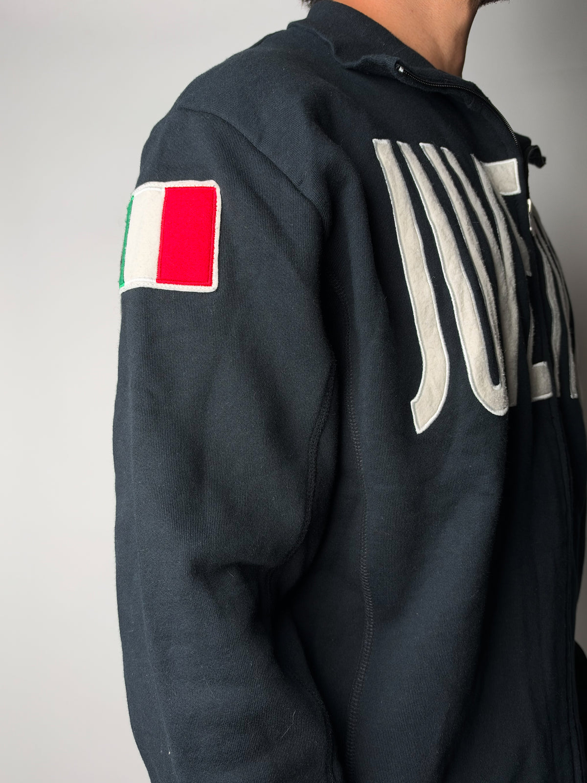 סווטשרט שחור בשילוב פאצ׳ים (L) Juventus