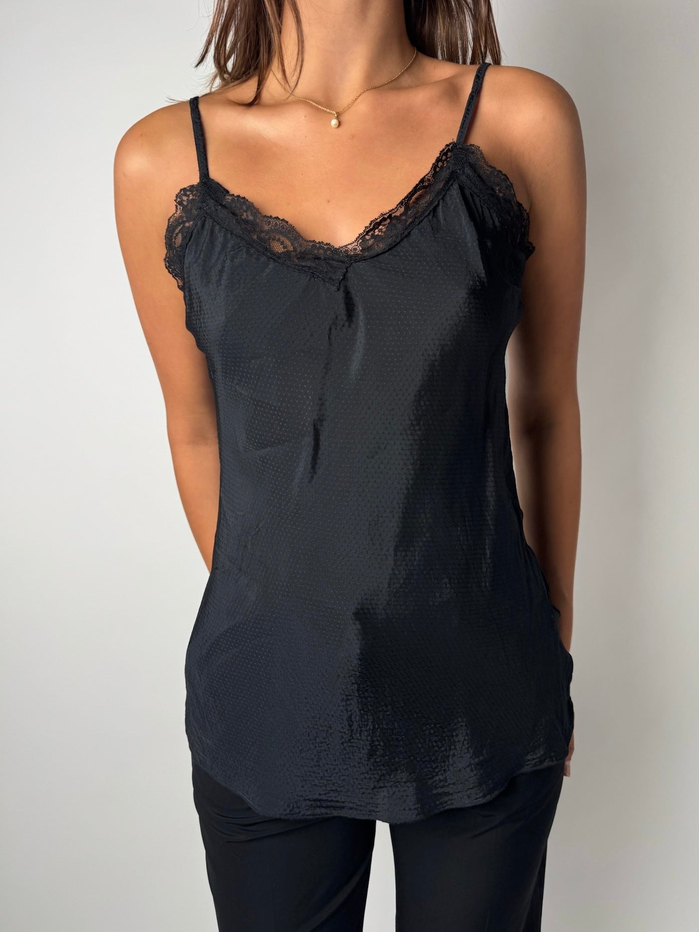 טוניקת סאטן שחורה עם תחרה (S)