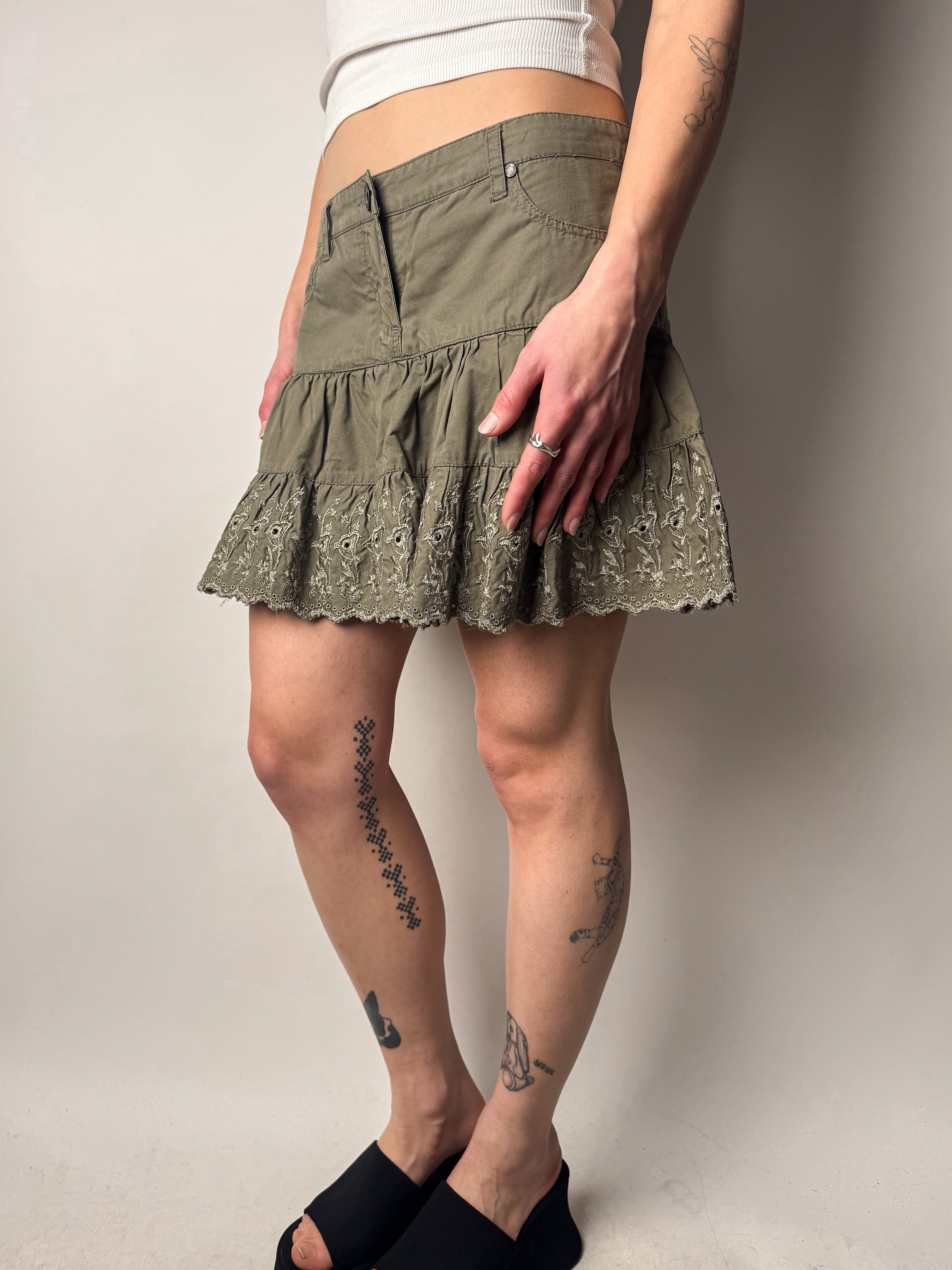 חצאית מיני בשילוב רקמה (36-38)