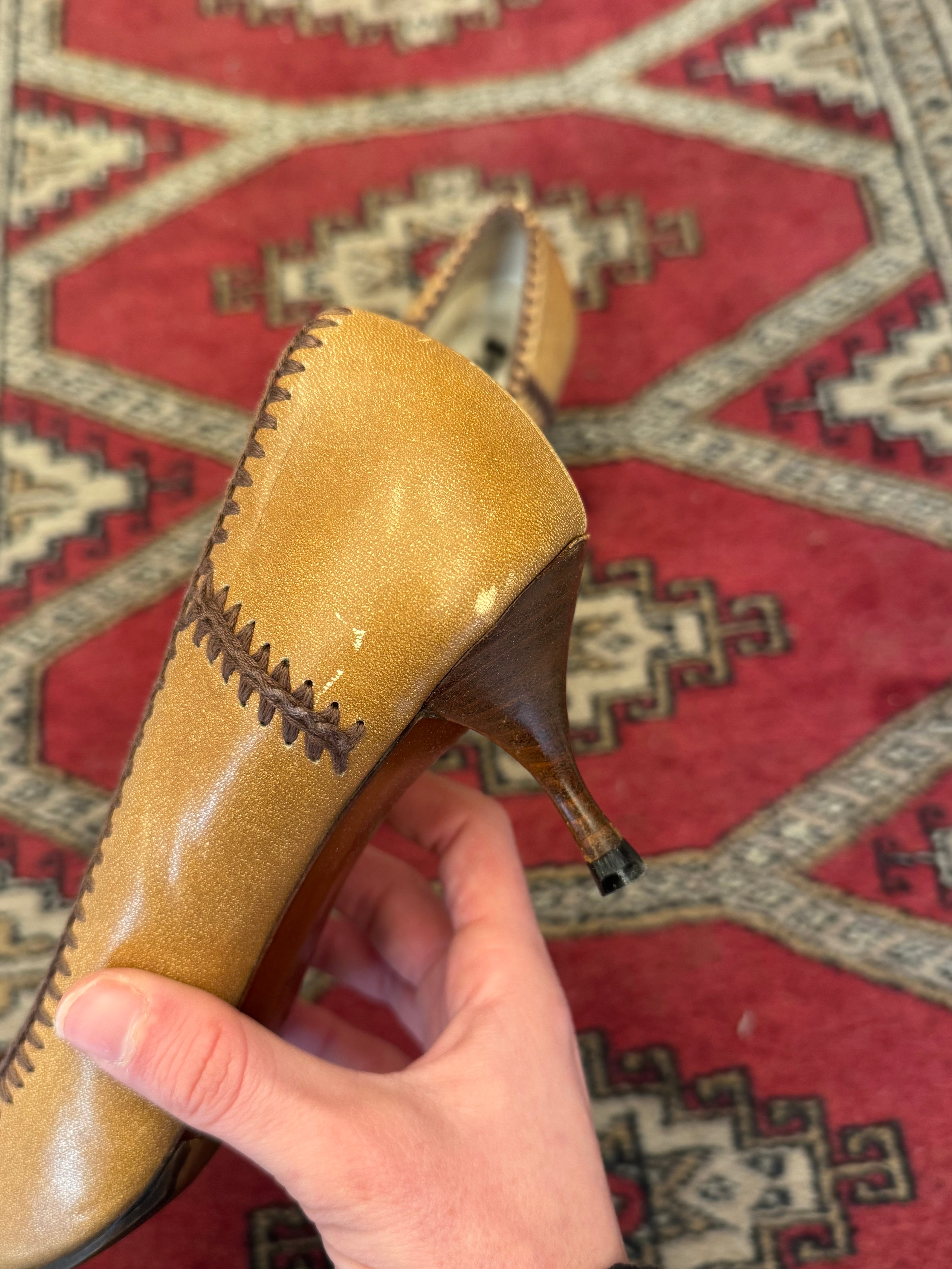 נעלי עקב מעור בשילוב תיפורים Prada (37)