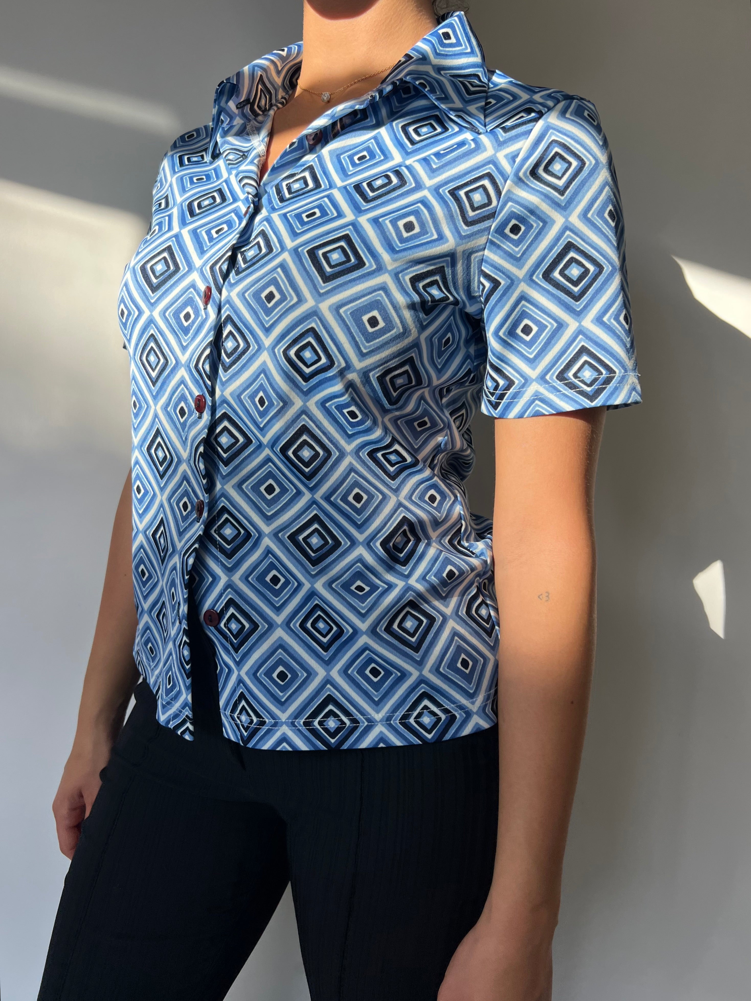 חולצה מכופתרת עם הדפס מעויינים (M)