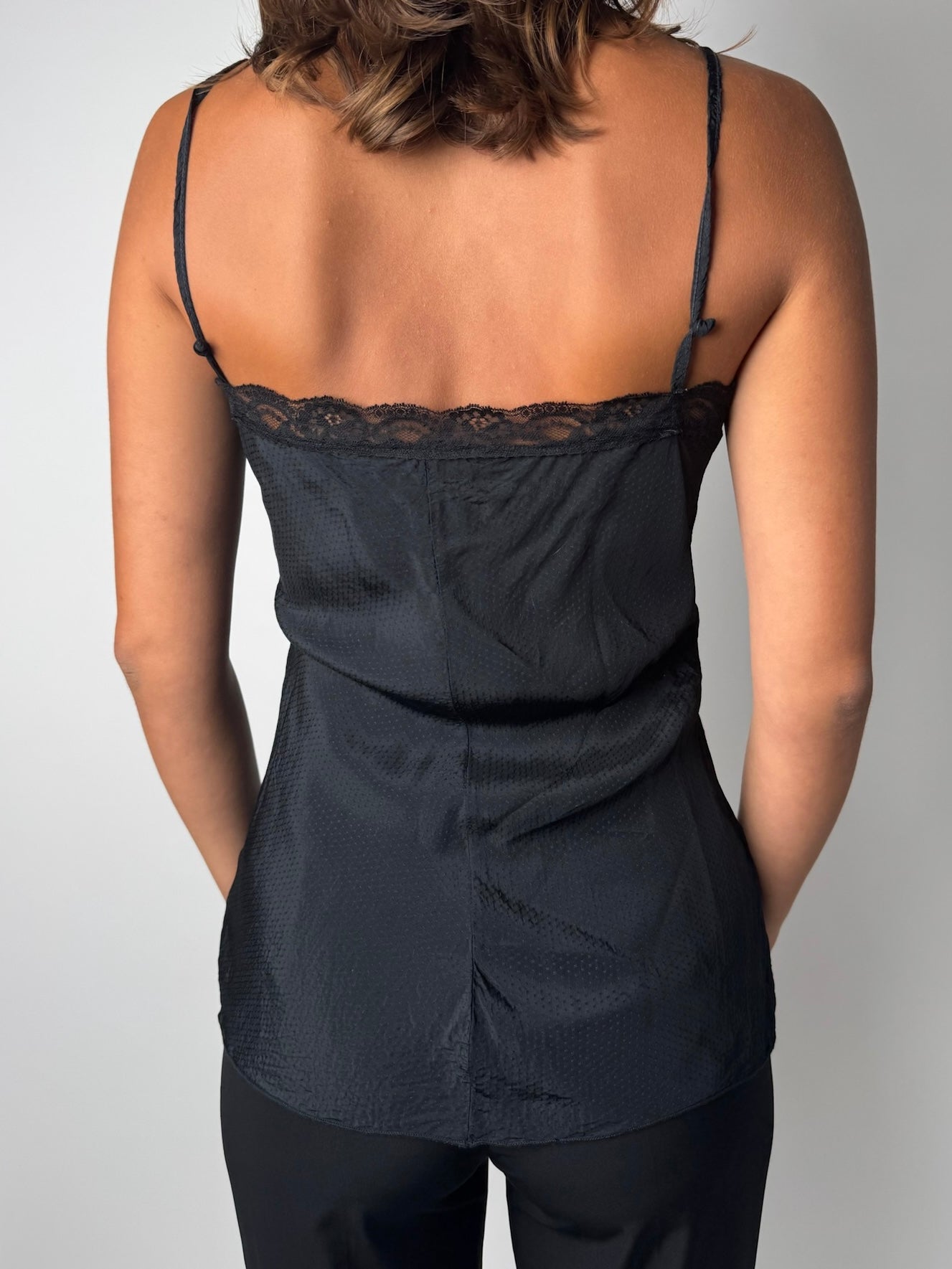 טוניקת סאטן שחורה עם תחרה (S)