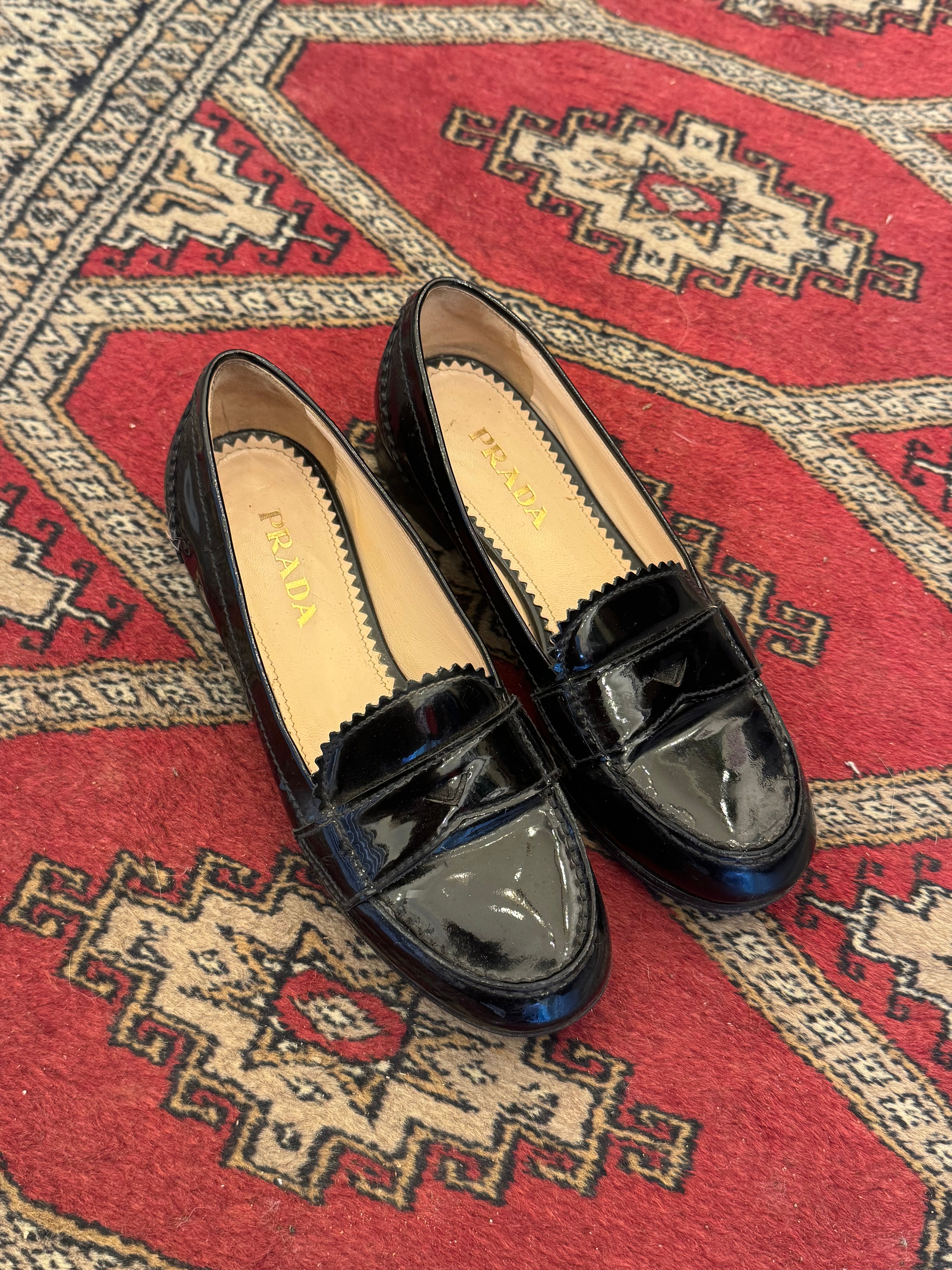 נעלי מוקסין מבריקות Prada (35)