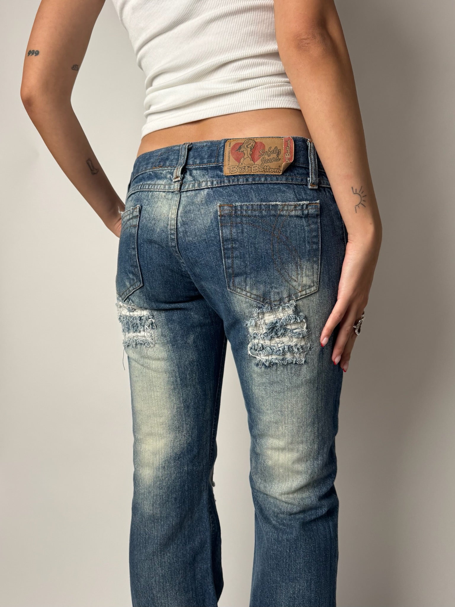 ג׳ינס קרעים בגזרה נמוכה ומתרחבת (36)