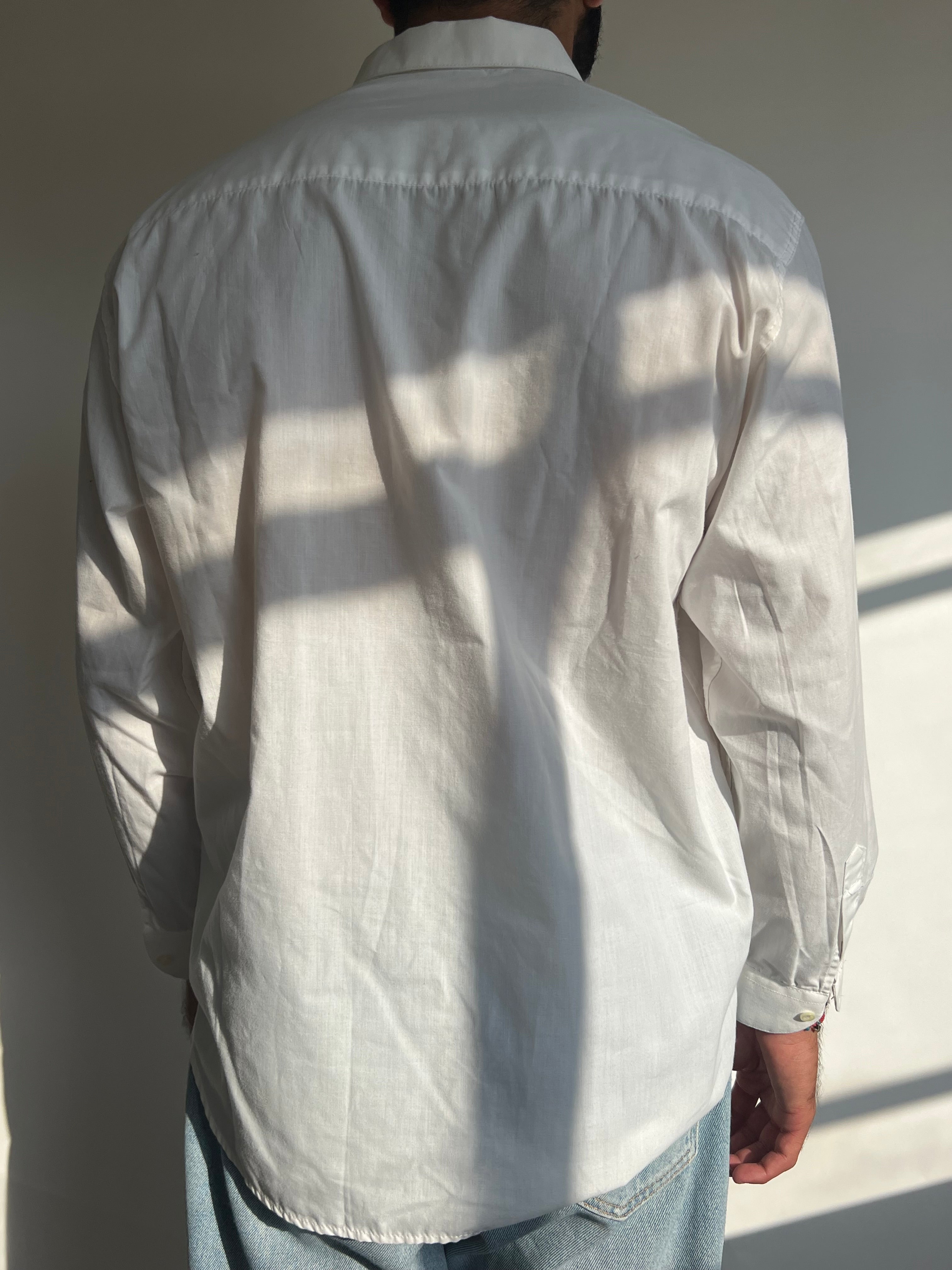 חולצה מכופתרת לבנה צווארון מעוגל (S)