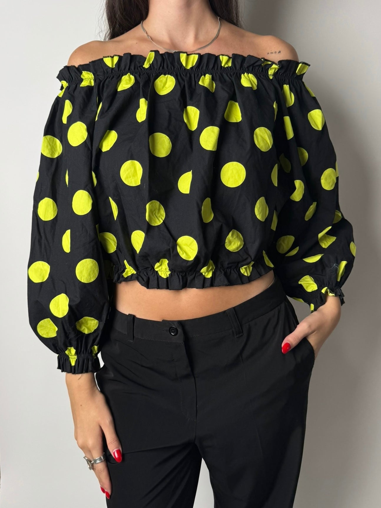 חולצת קרופ מנוקדת בגזרת אוף שולדר GUESS (S)