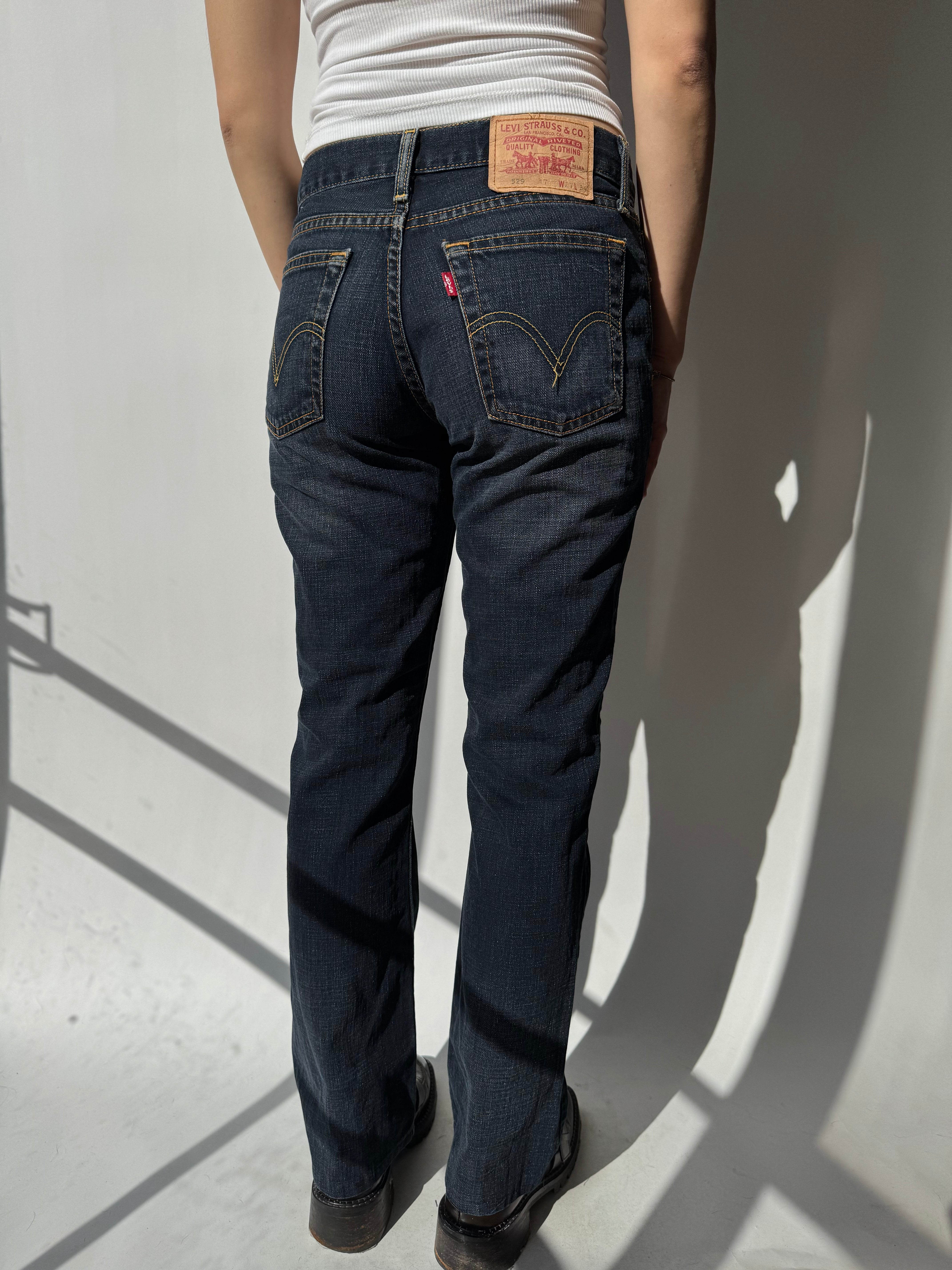 ג׳ינס כהה בגזרת בוטקאט Levi's (36)