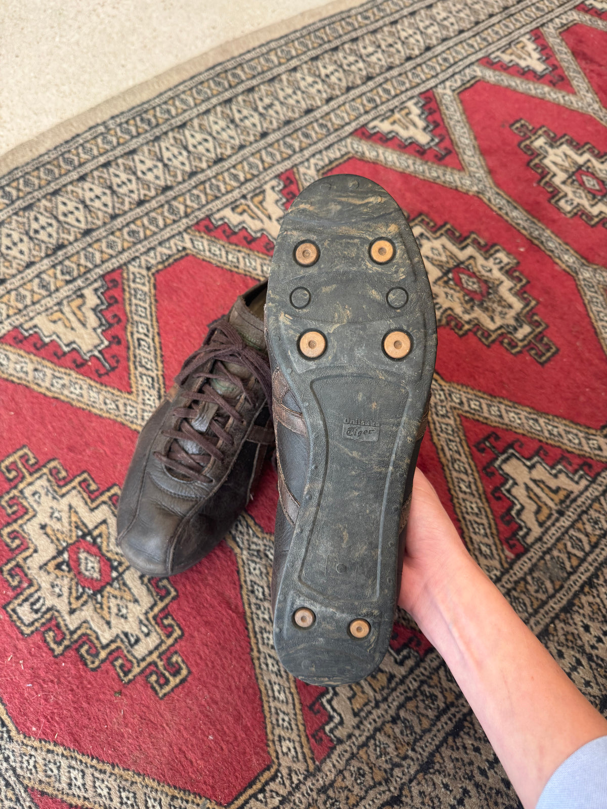 נעלי סניקרס חומות מעור Onitsuka tiger (43.5)