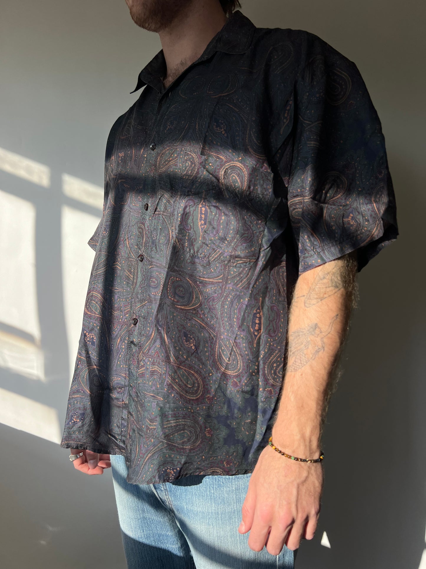 חולצה מכופתרת משי בהדפס פייזלי (XXL)
