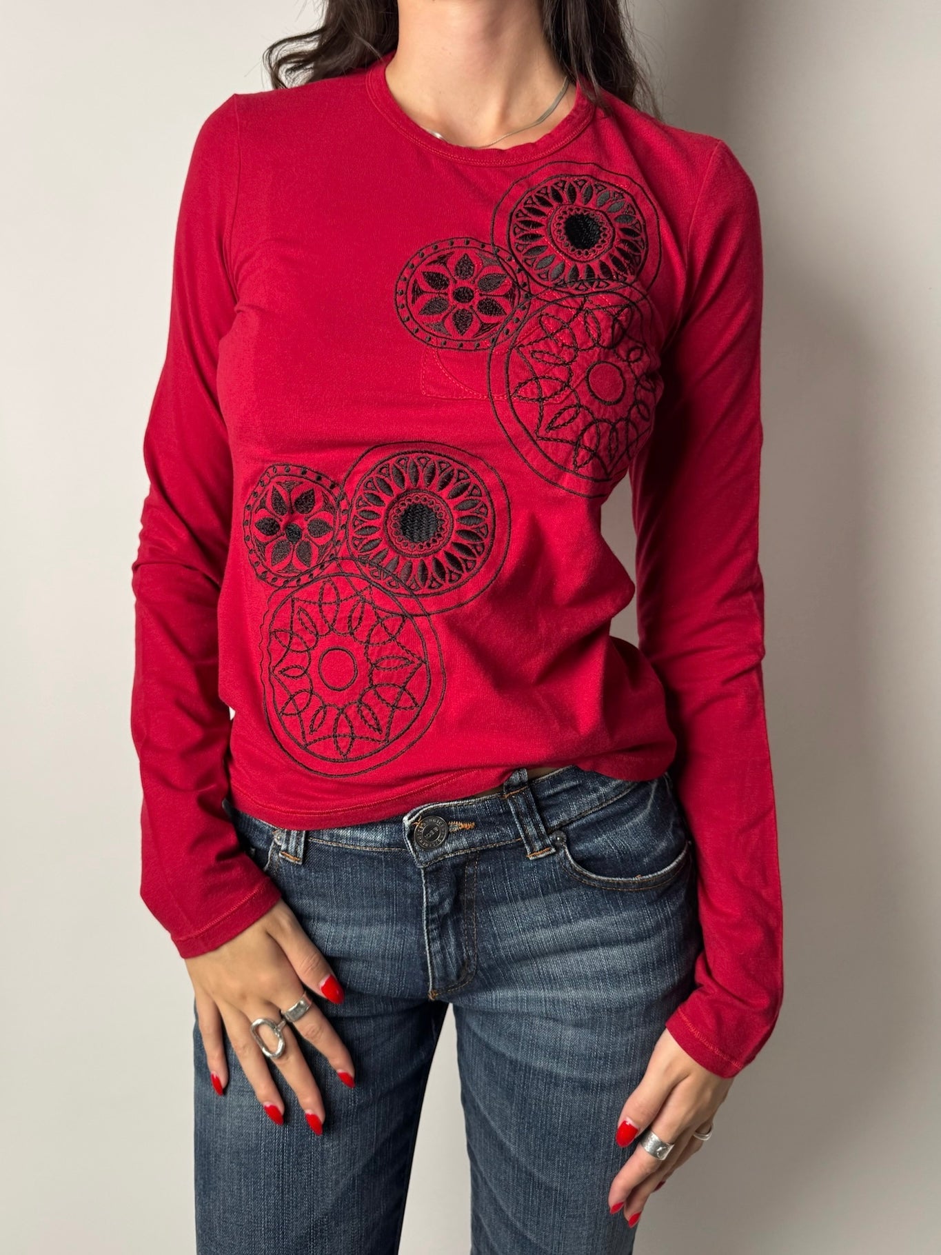 חולצה אדומה עם רקמה (M)