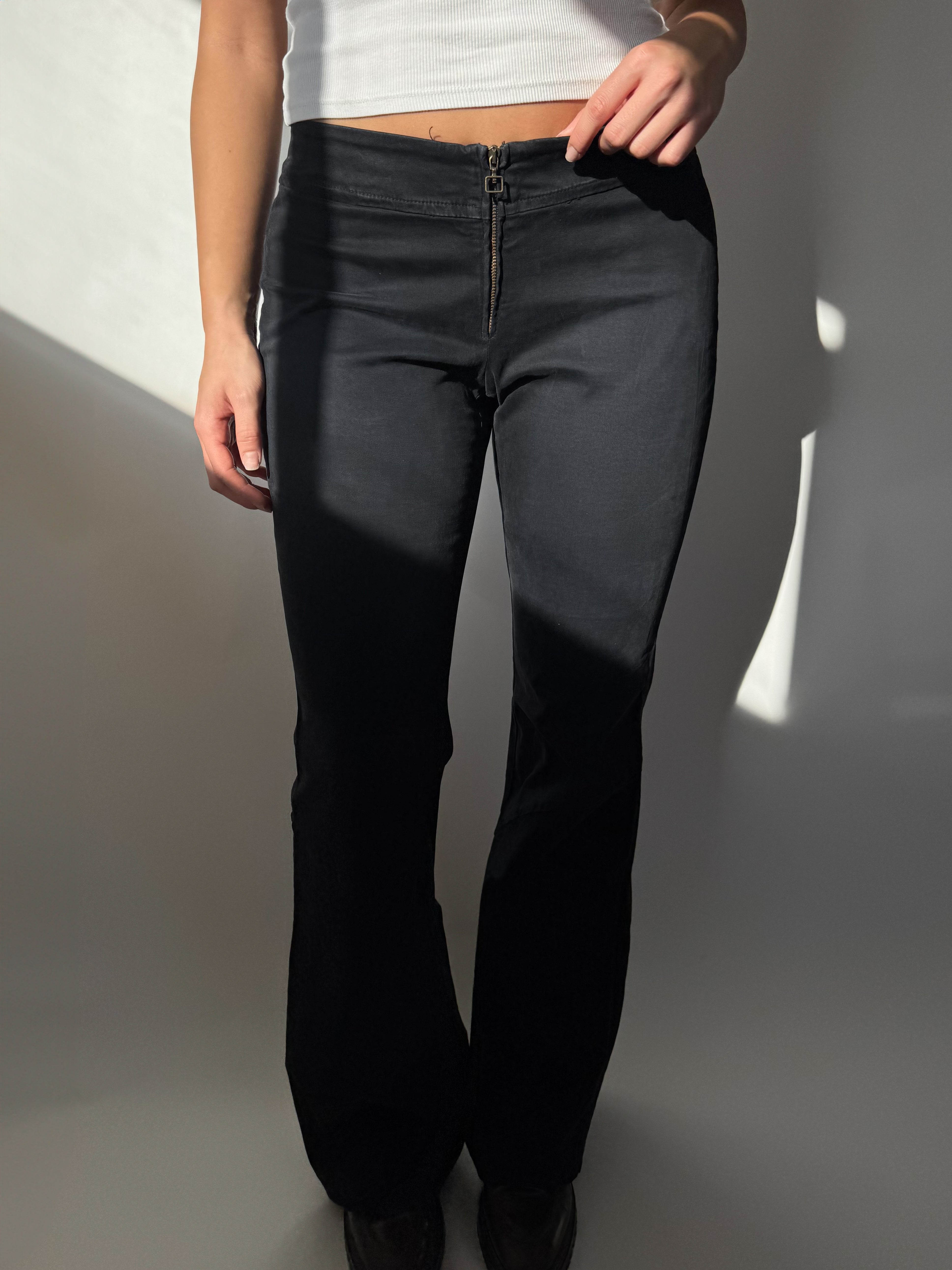 מכנסיים שחורים בגזרה מתרחבת Replay (38)