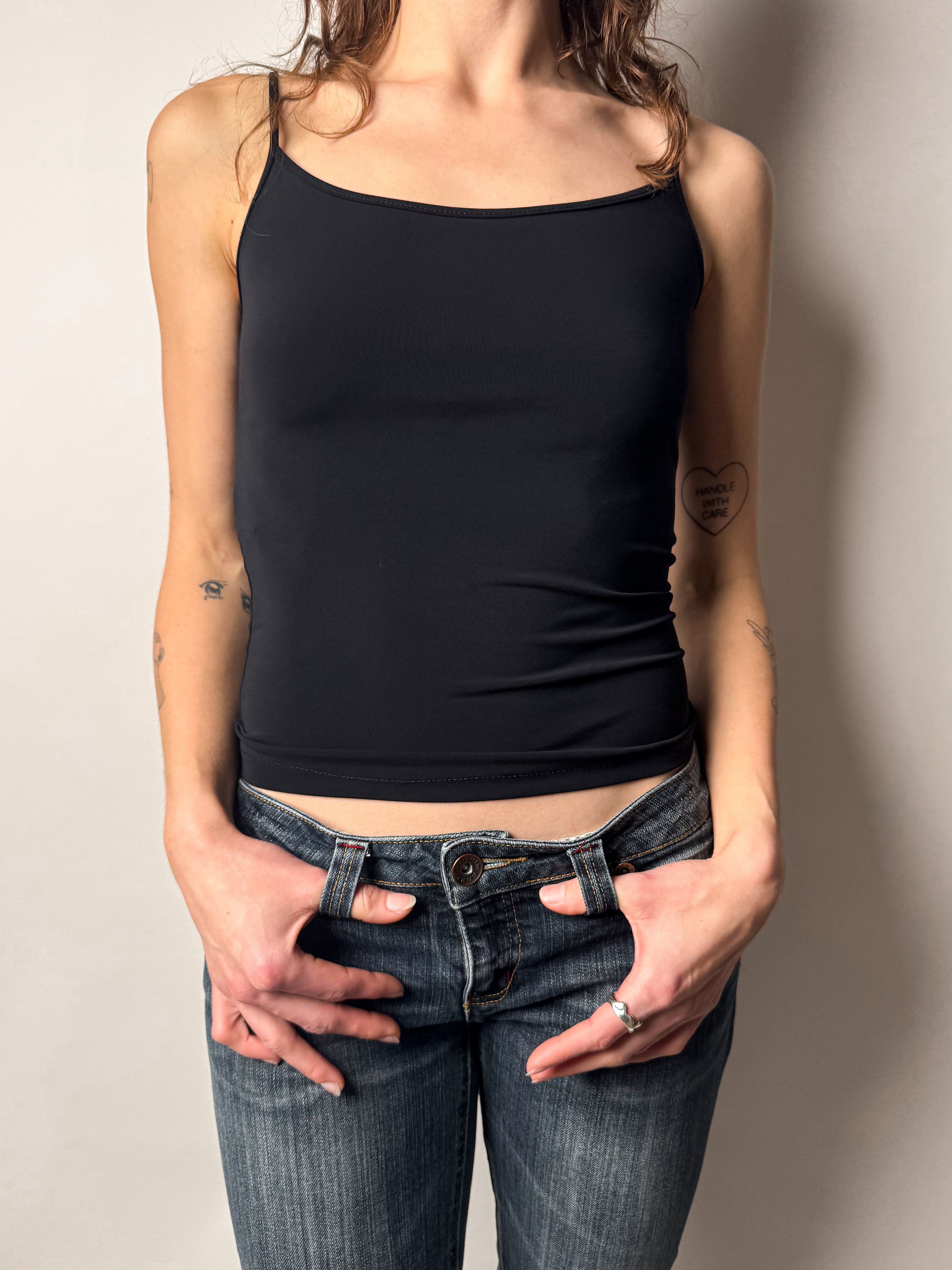 גופיית בייסיק שחורה (M)