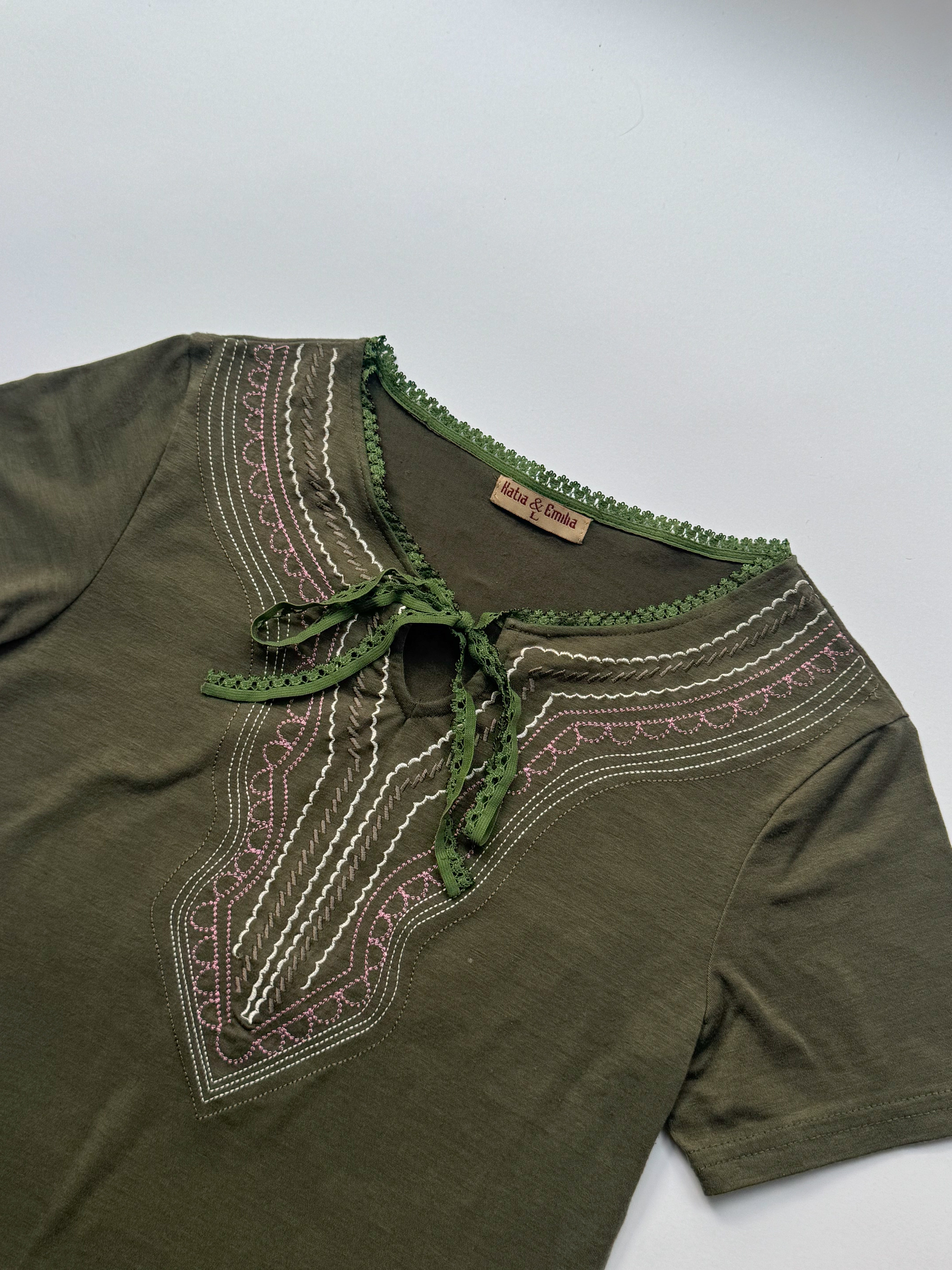 חולצה בשילוב רקמה וקשירה (M)