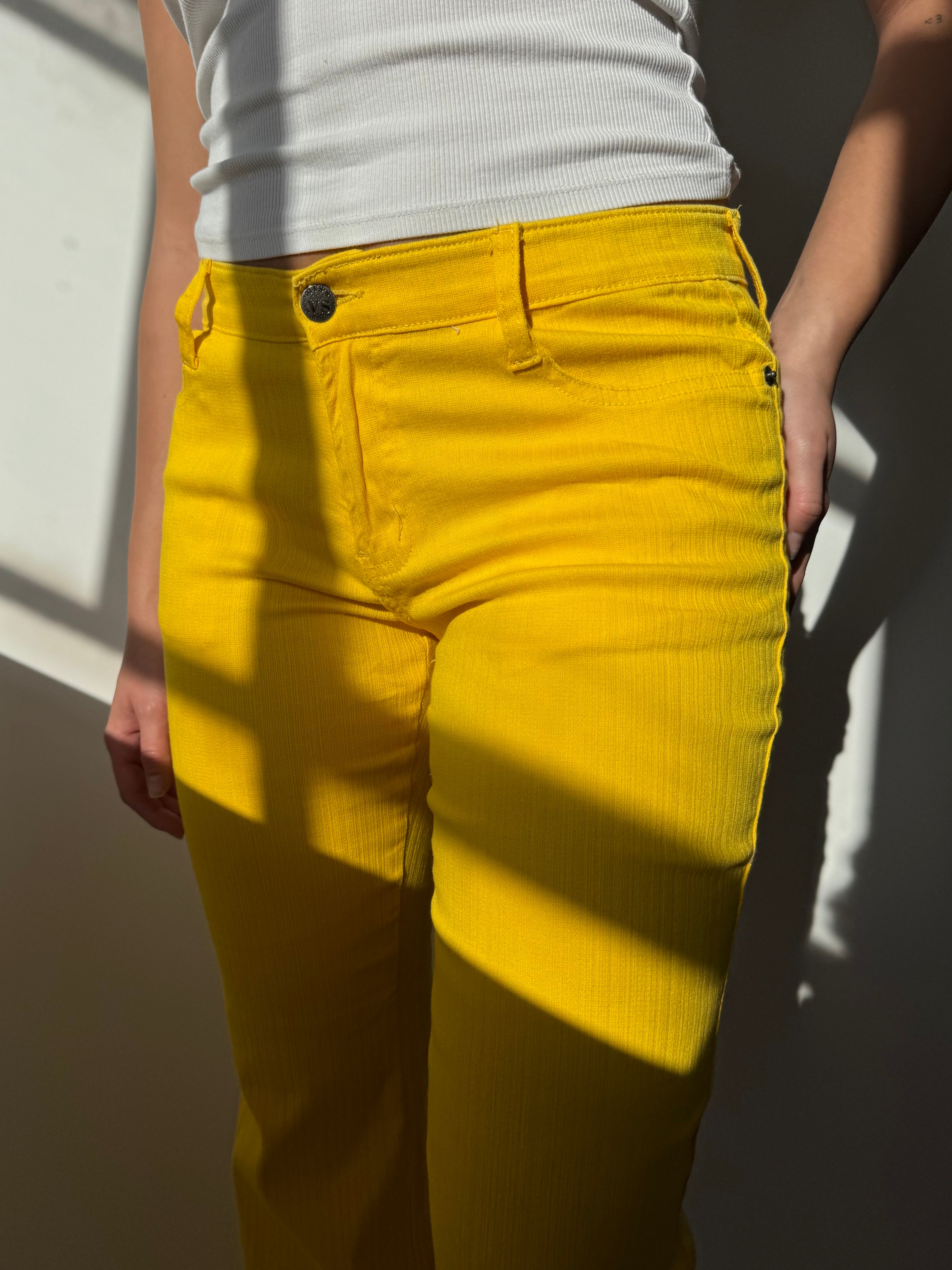 מכנסיים צהובים עם טקסטורת פסים (38)