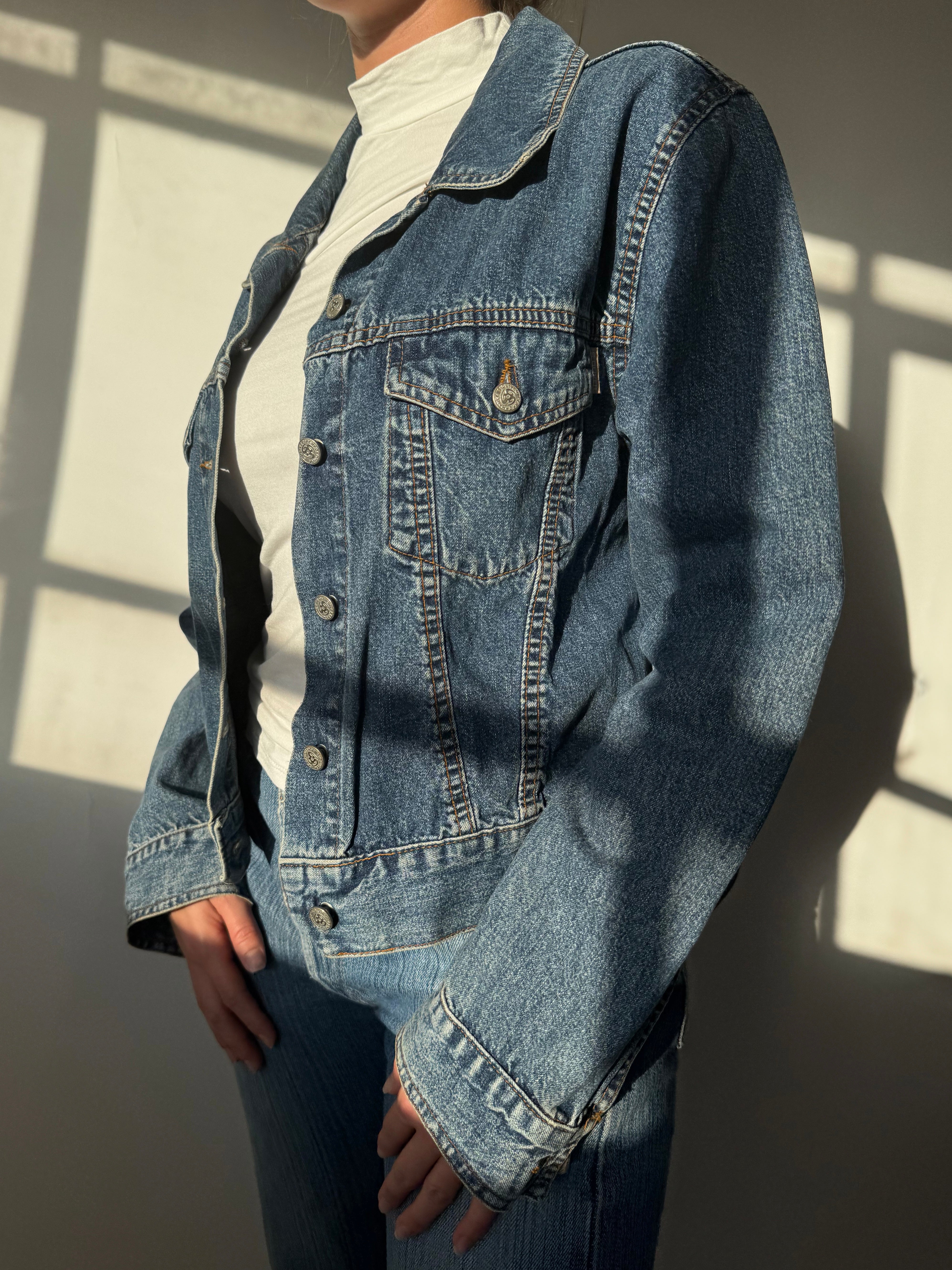 ג׳קט ג׳ינס קלאסי בגזרת קרופ (M)