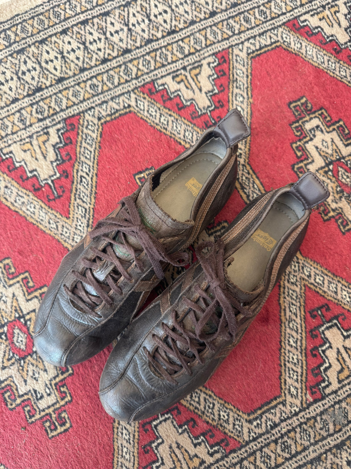 נעלי סניקרס חומות מעור Onitsuka tiger (43.5)