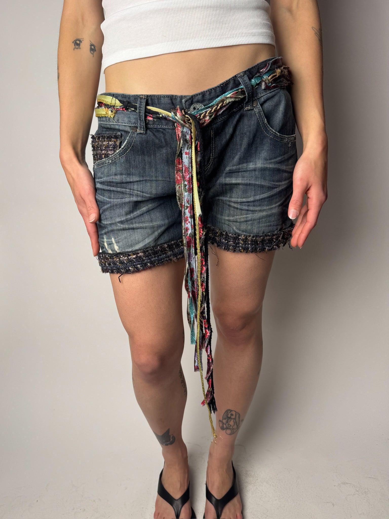 ג׳ינס קצר עם חגורת חבלים צבעונית Desigual (40)