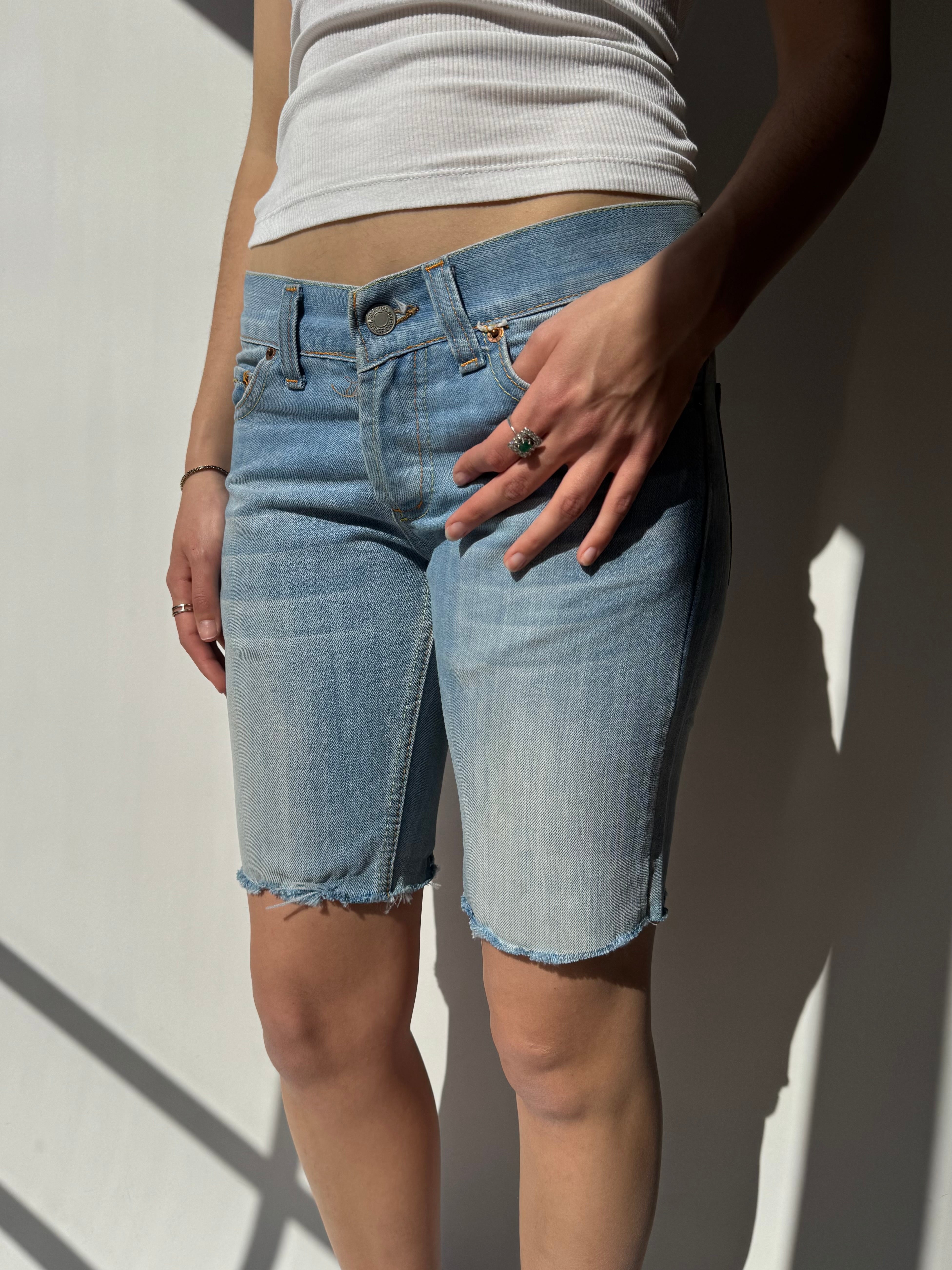 ג׳ינס קצר בסיומת גזורה (34-36)