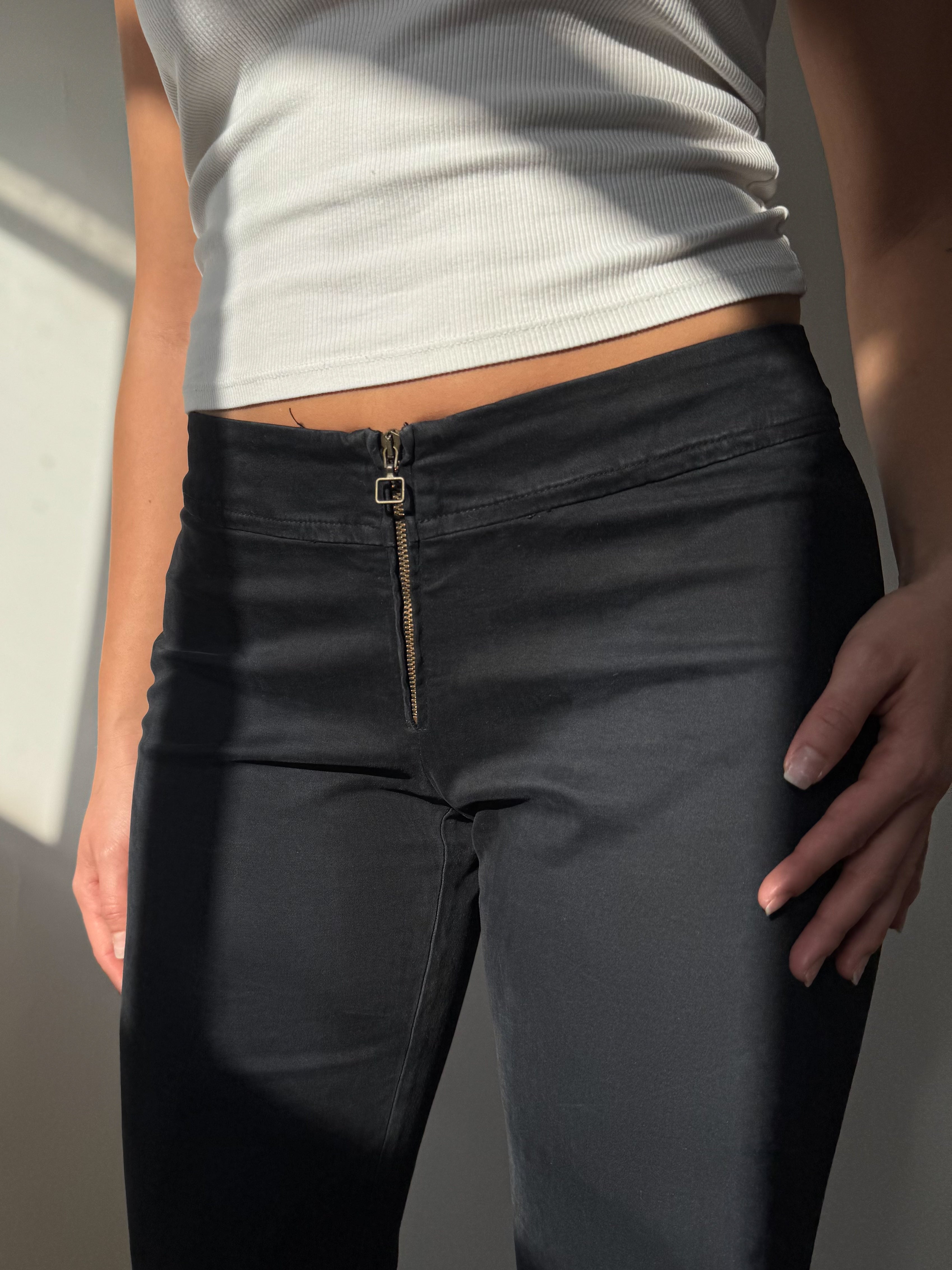 מכנסיים שחורים בגזרה מתרחבת Replay (38)