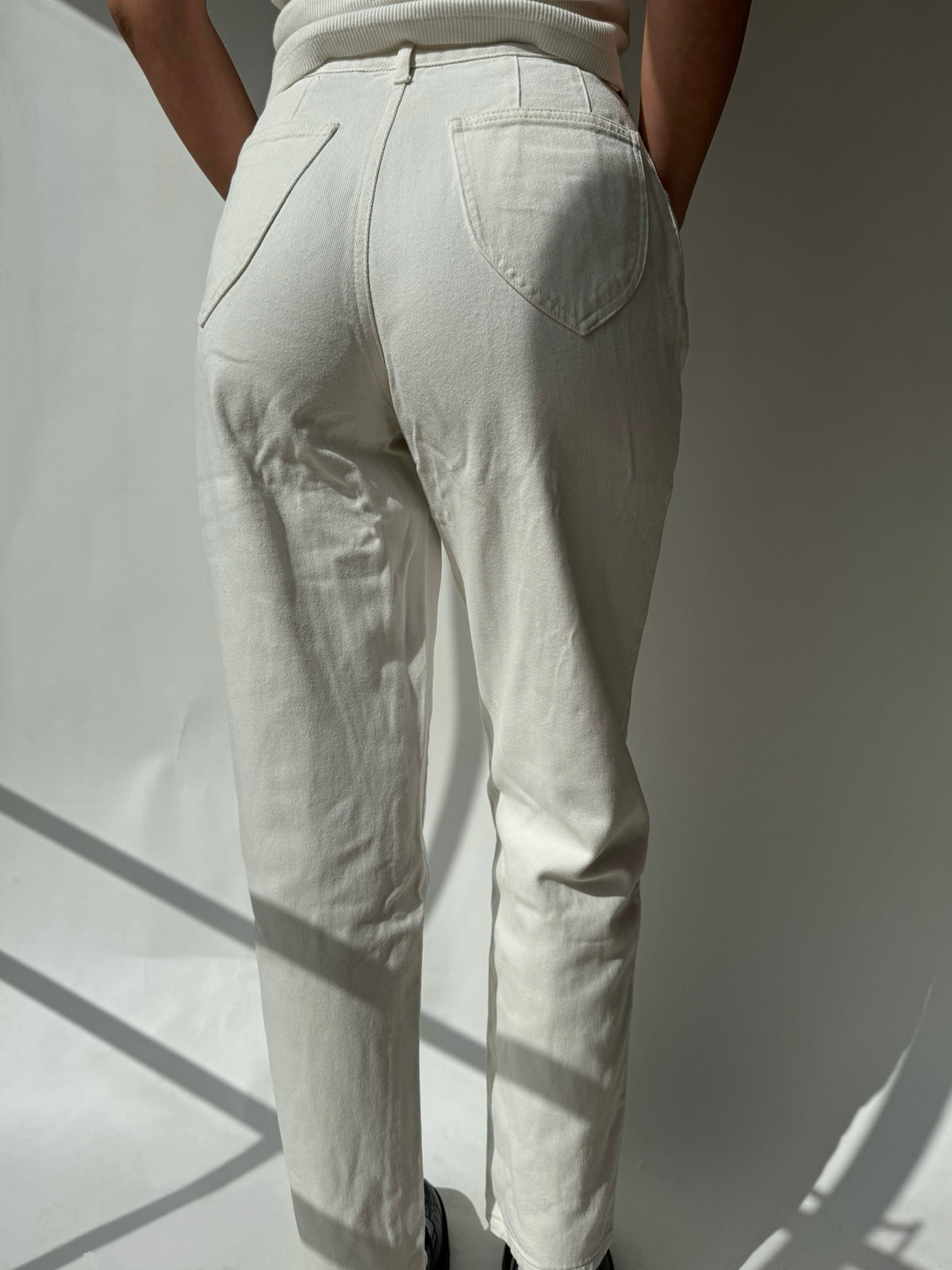 ג׳ינס לבן בשילוב רקמה בכיסים (36)