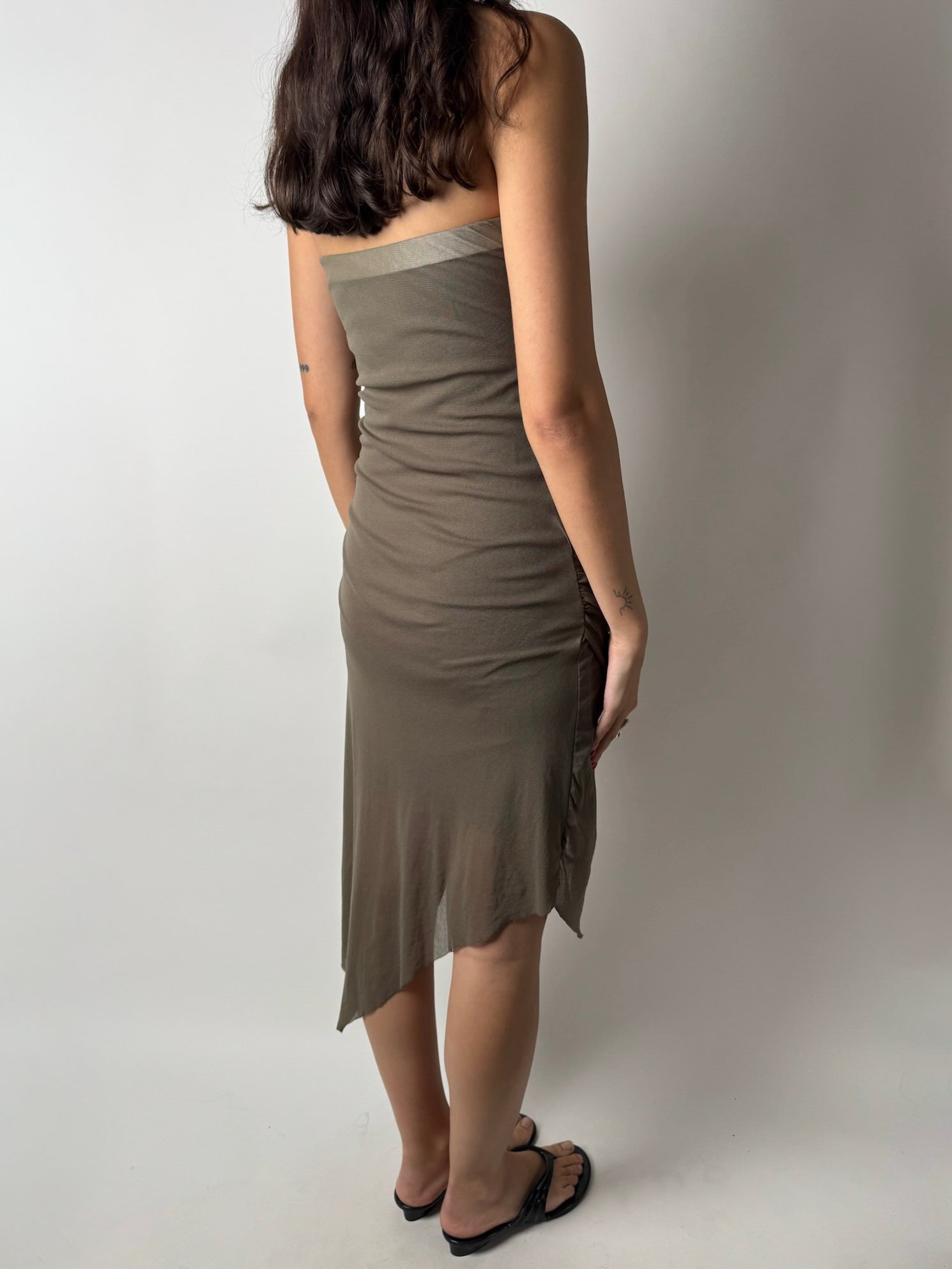 שמלת סטרפלס אסימטרית ירוק זית (S)