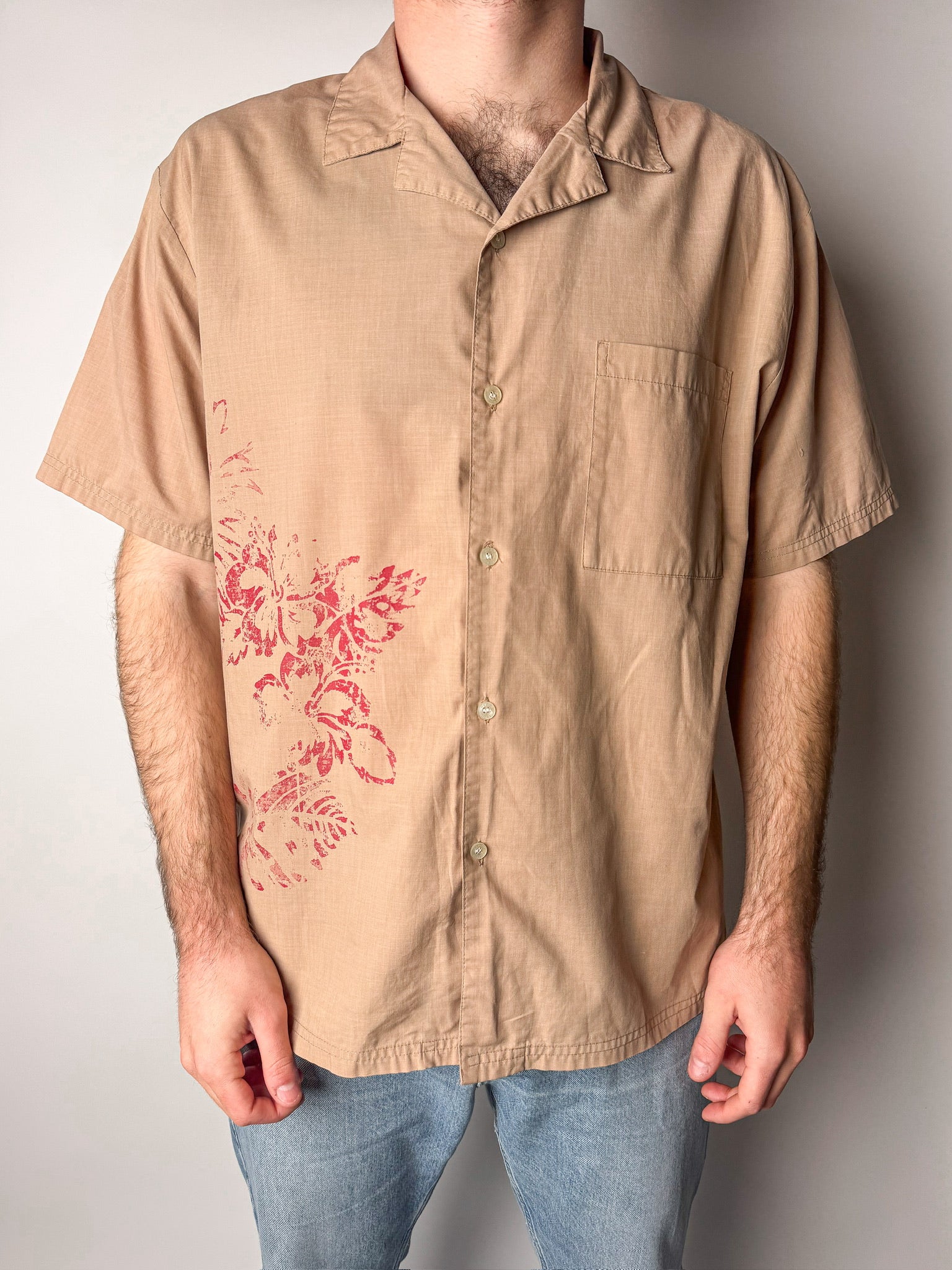 XL חולצה מכופתרת חומה עם הדפס