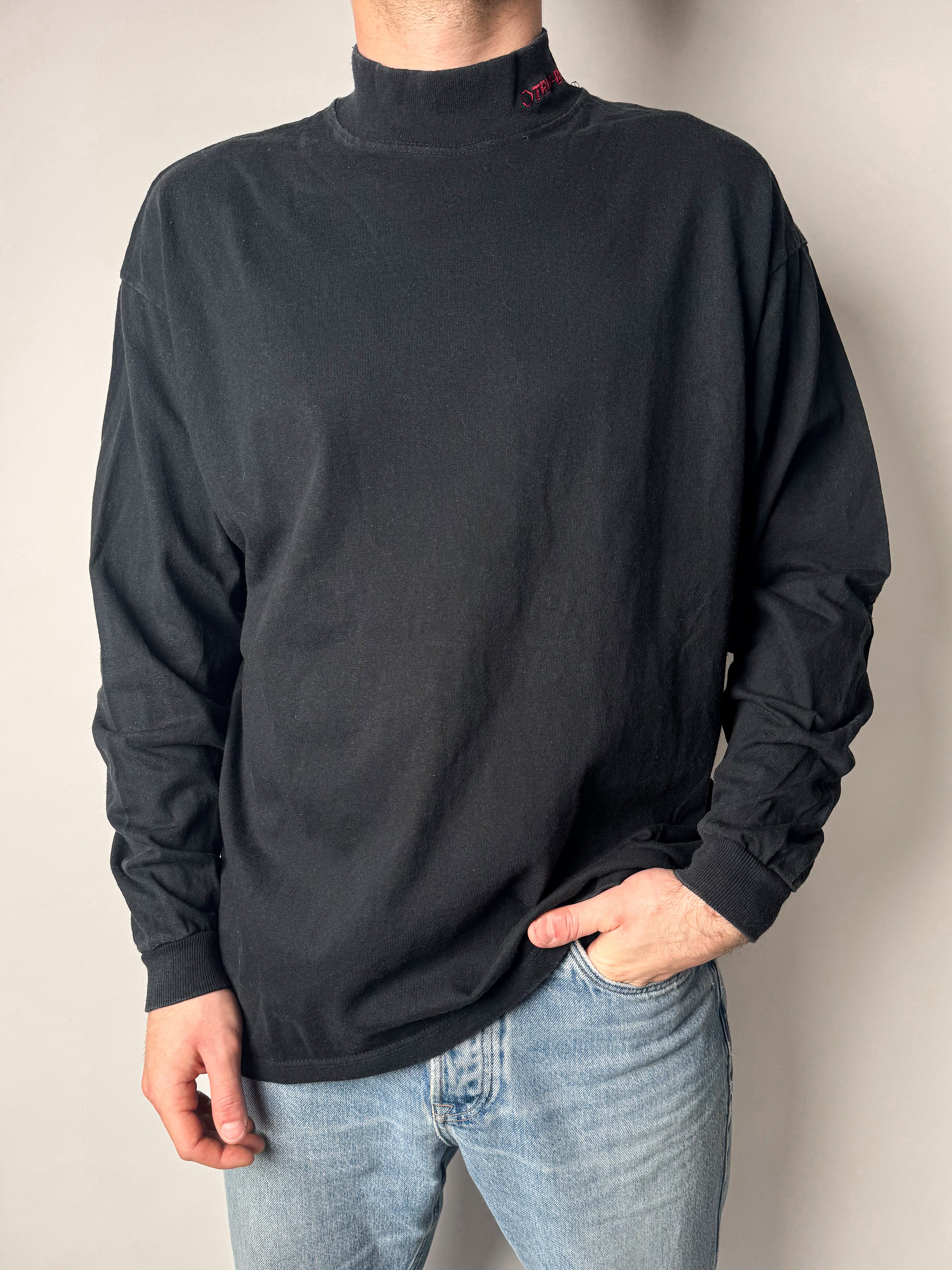 טי שרט צווארון גבוה עם לוגו (L-XL)