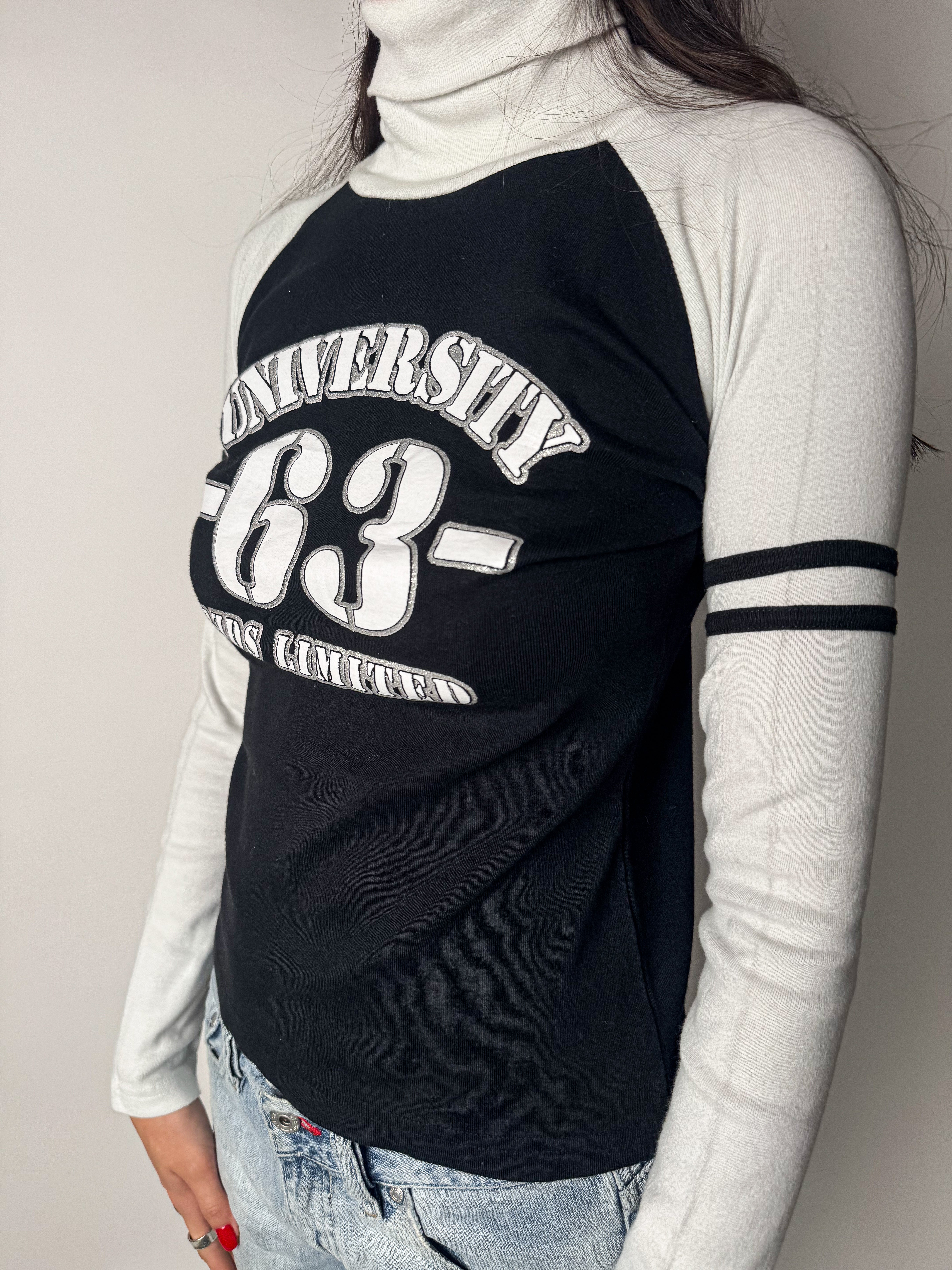 חולצת גולף UNIVERSITY 63 בשחור לבן (S-M)