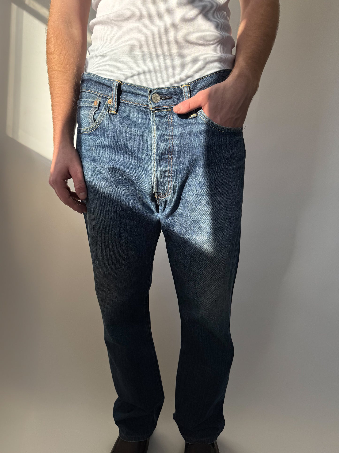 ג׳ינס כהה ומשופשף Levi’s 501 (44)