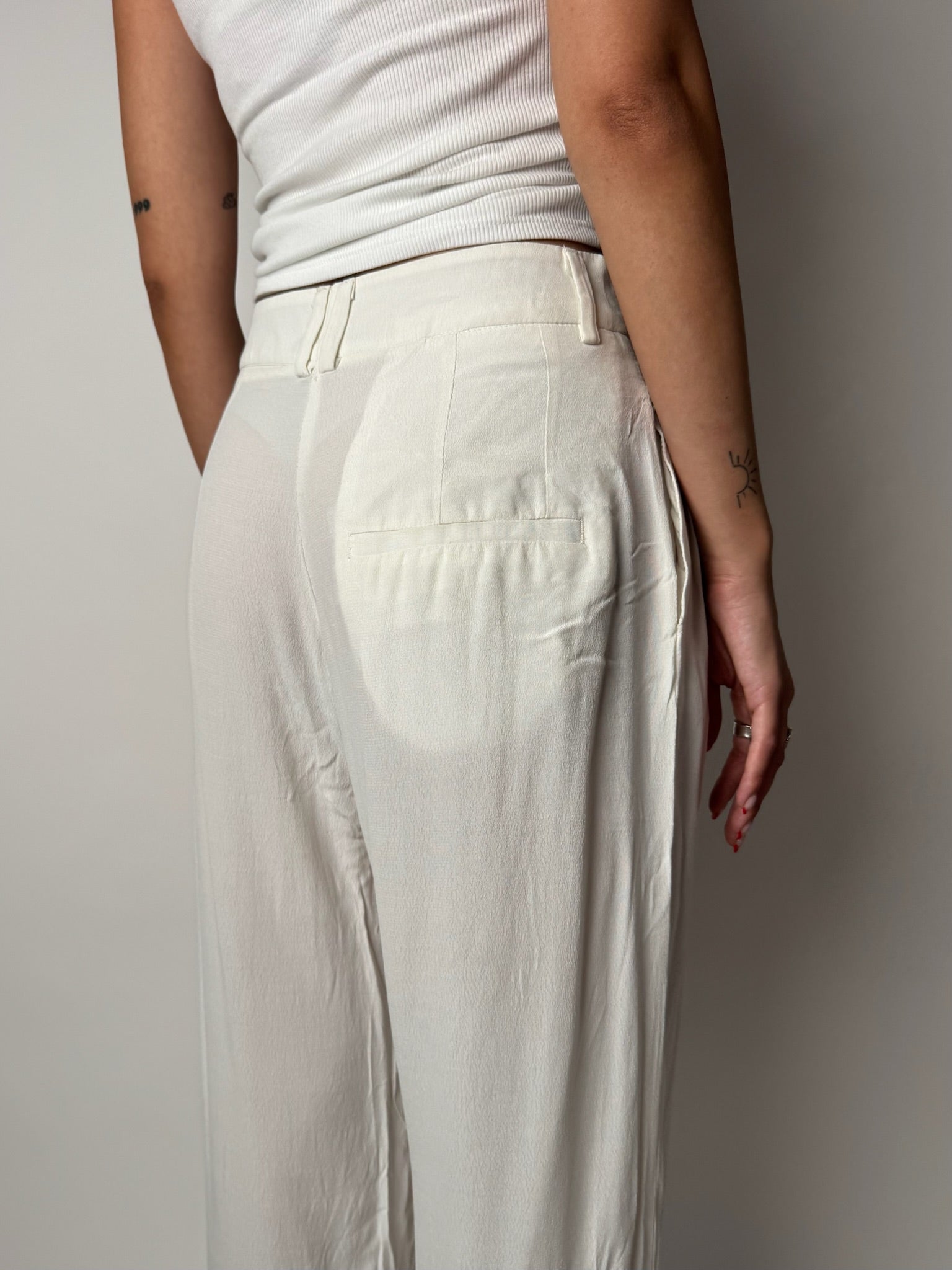 מכנסיים מחויטים בצבע לבן (36)