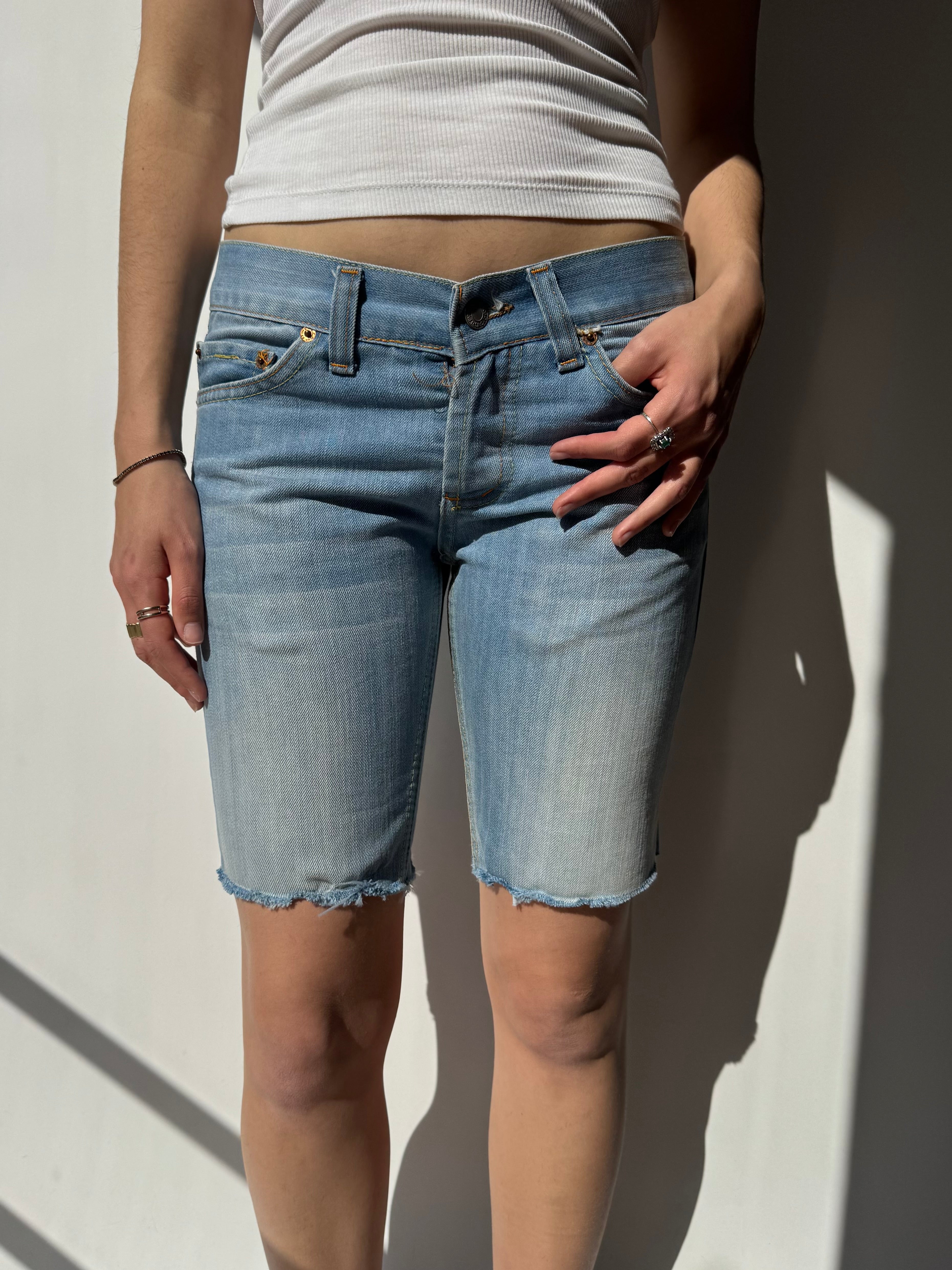 ג׳ינס קצר בסיומת גזורה (34-36)