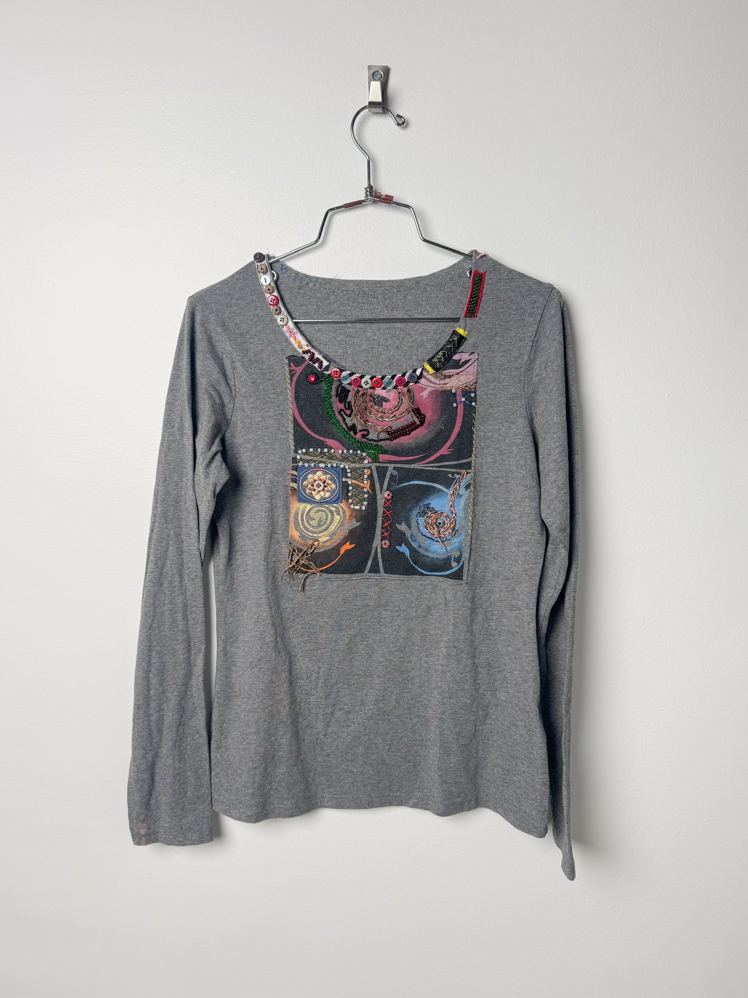 חולצה ארוכה אפורה עם קולאז׳ (M)