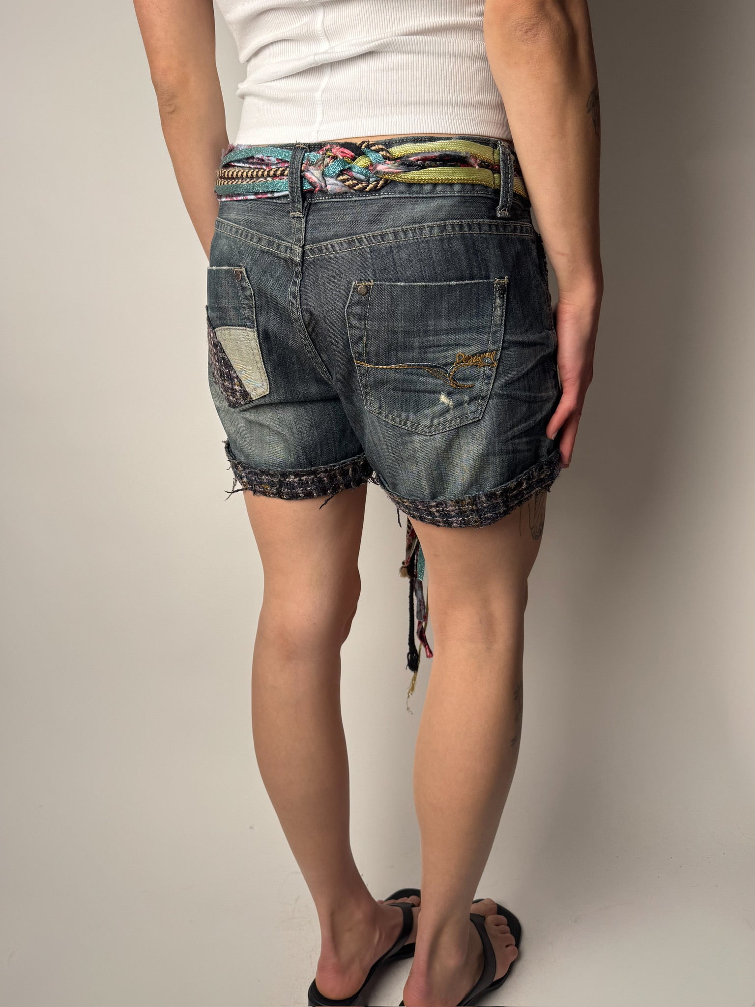 ג׳ינס קצר עם חגורת חבלים צבעונית Desigual (40)