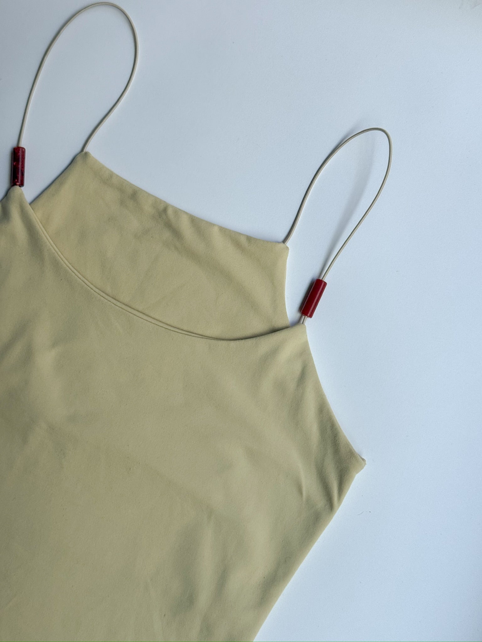 גופייה בז׳ בשילוב חרוזים (M)