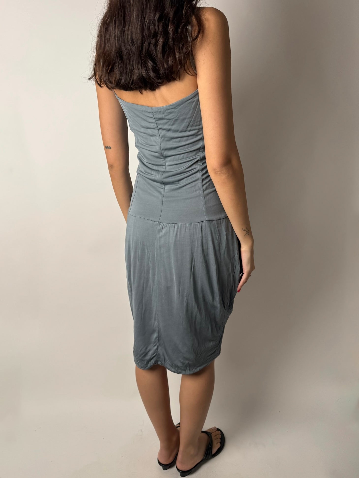 שמלת מידי אפורה בגזרה נשפכת (M)