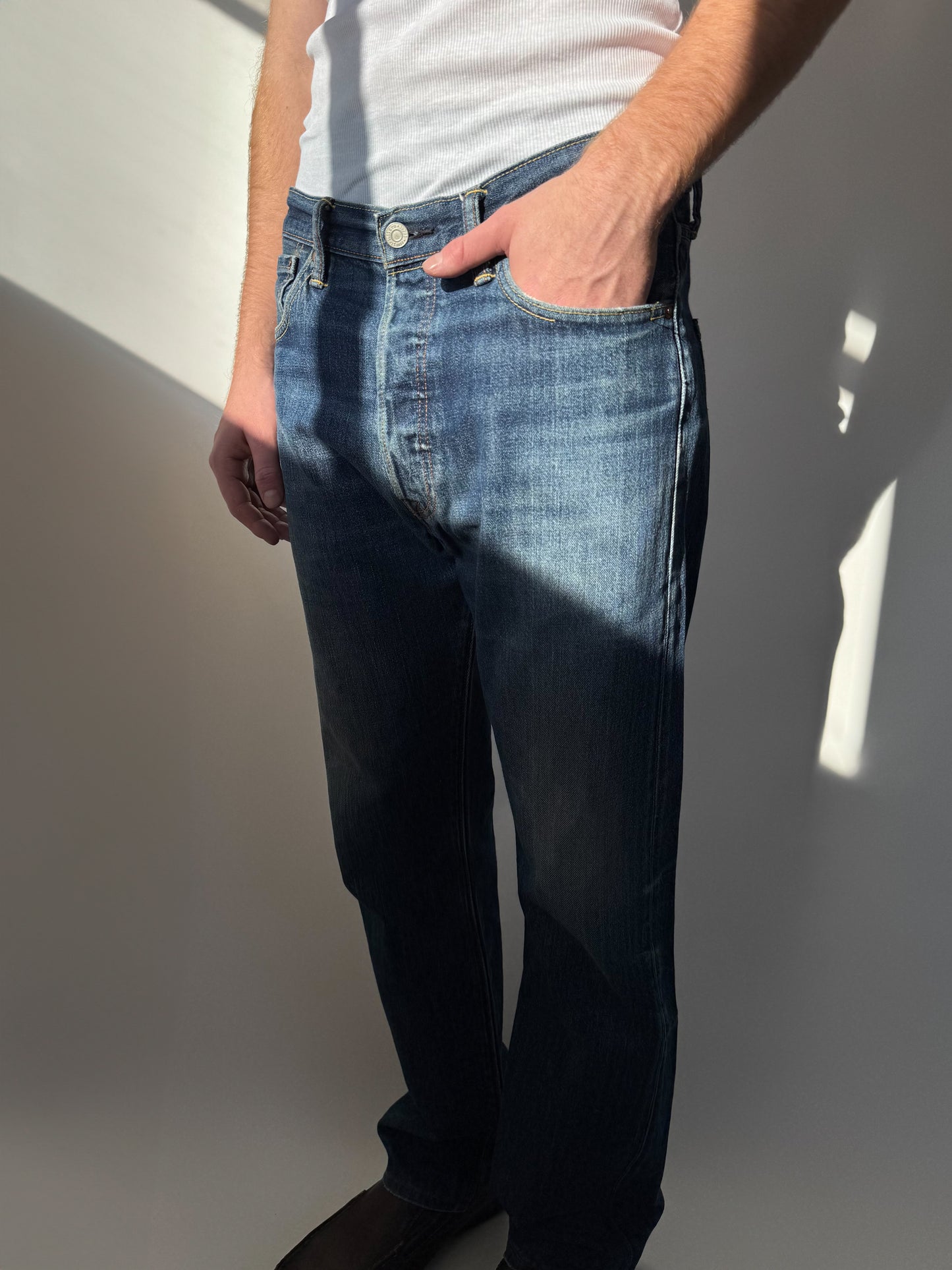 ג׳ינס כהה ומשופשף Levi’s 501 (44)