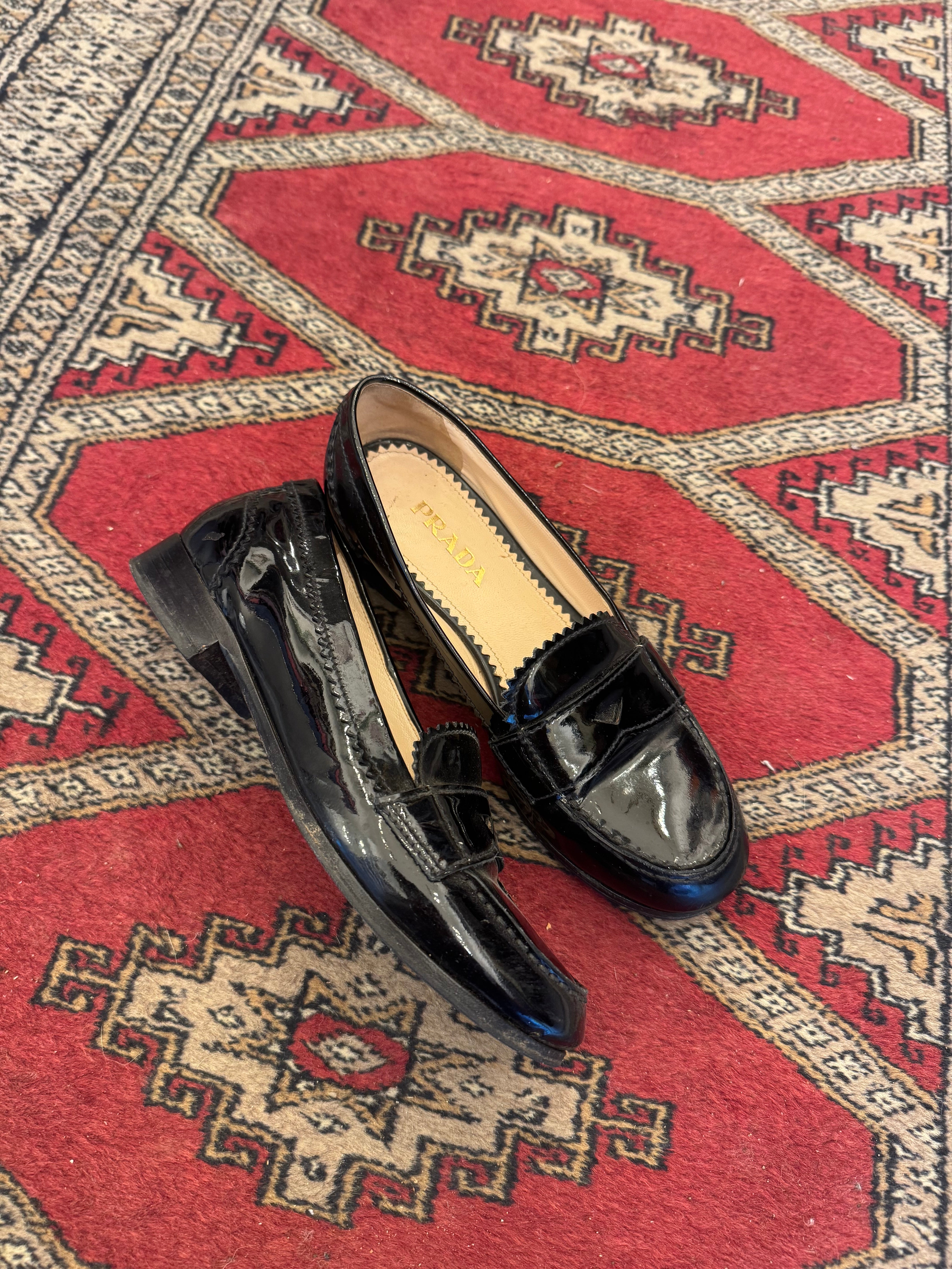 נעלי מוקסין מבריקות Prada (35)