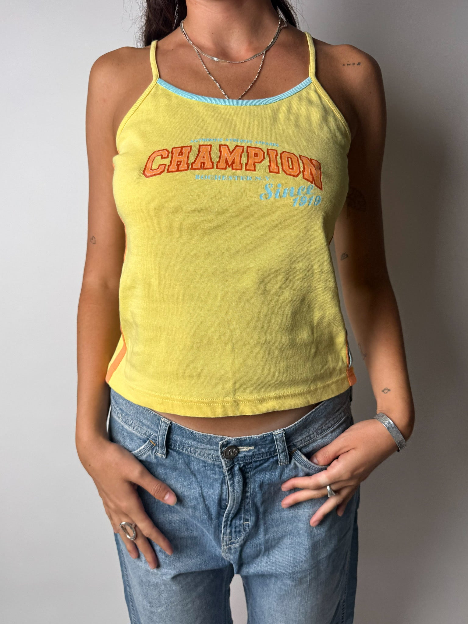 גופייה צהובה עם לוגו Champion (S)