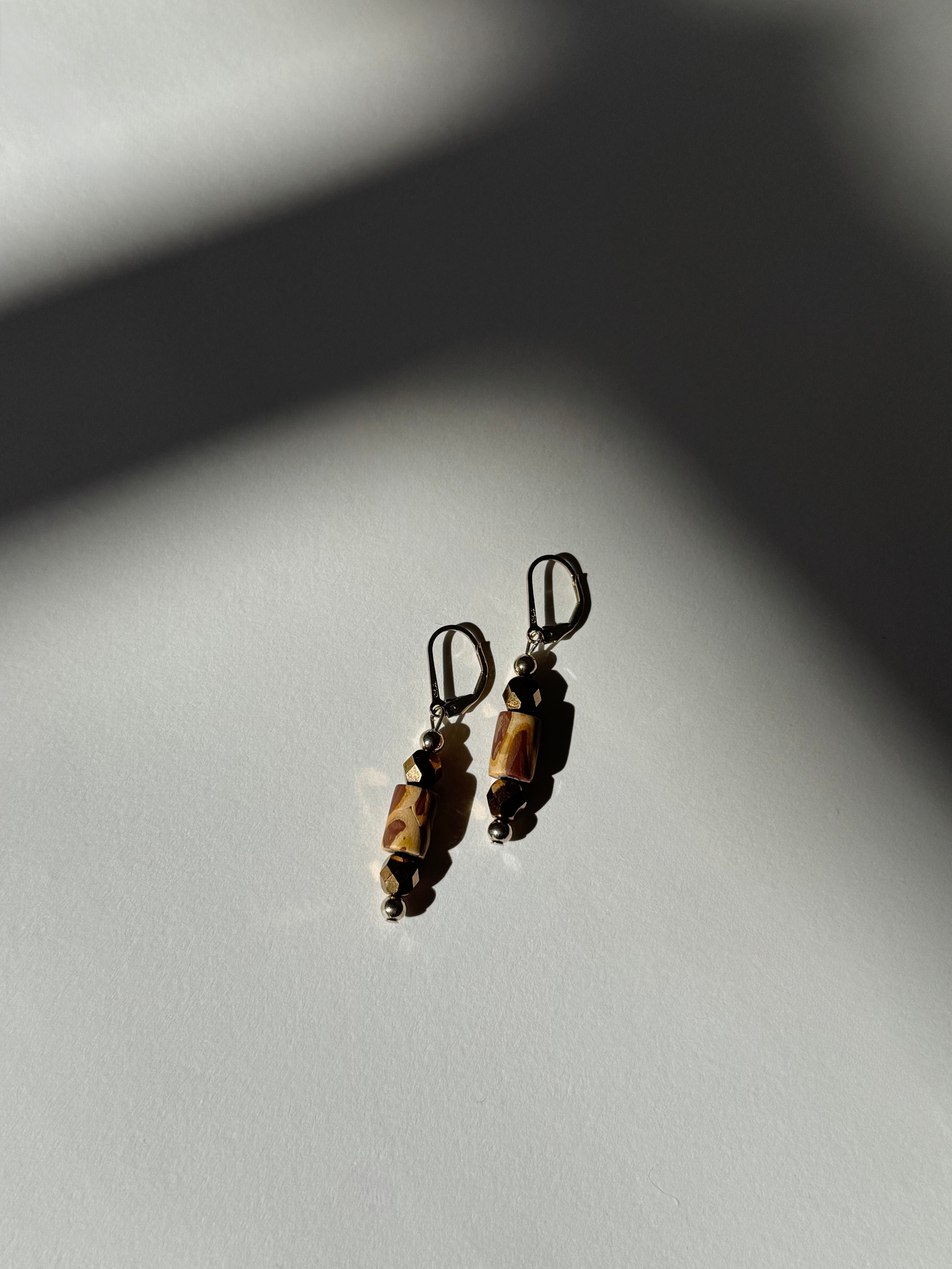 עגילי כסף בשילוב אבנים זהובות עם טקסטורה