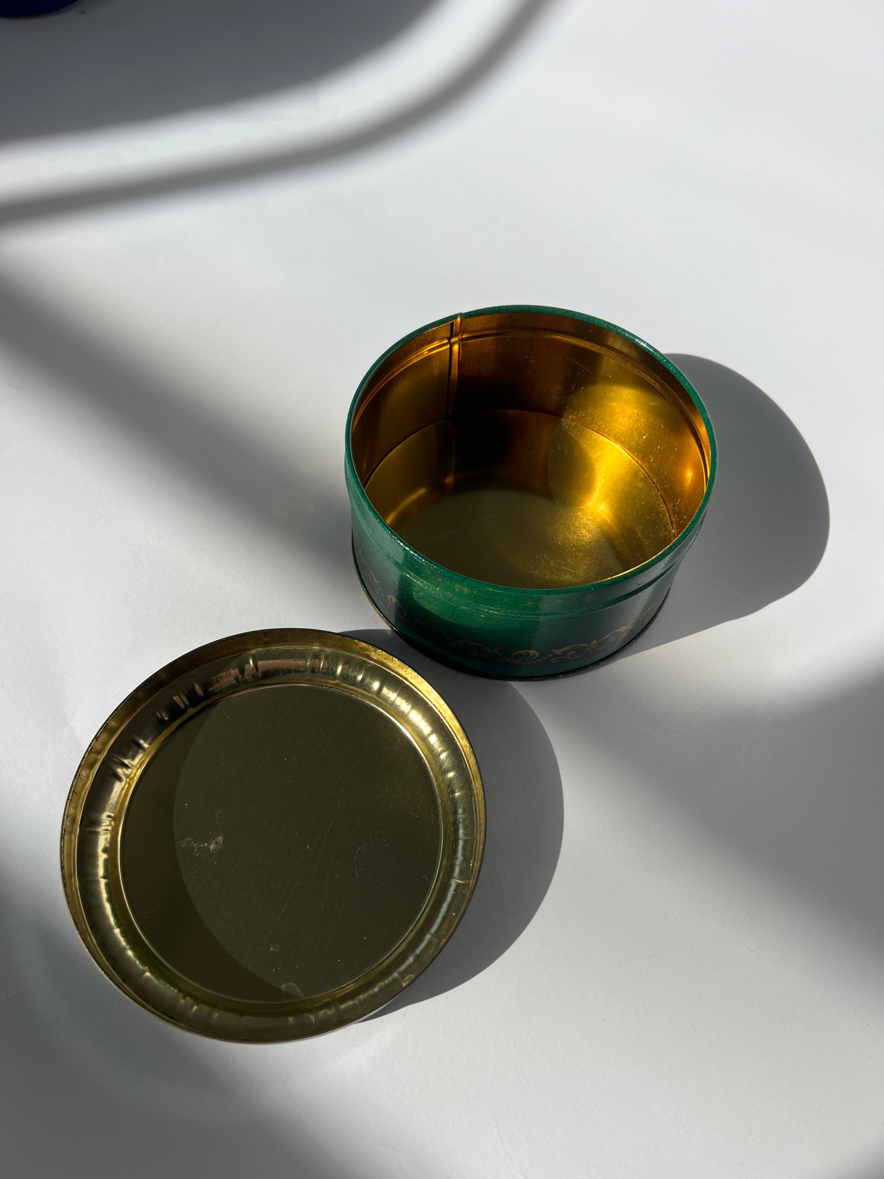 קופסת מתכת ירקרקה