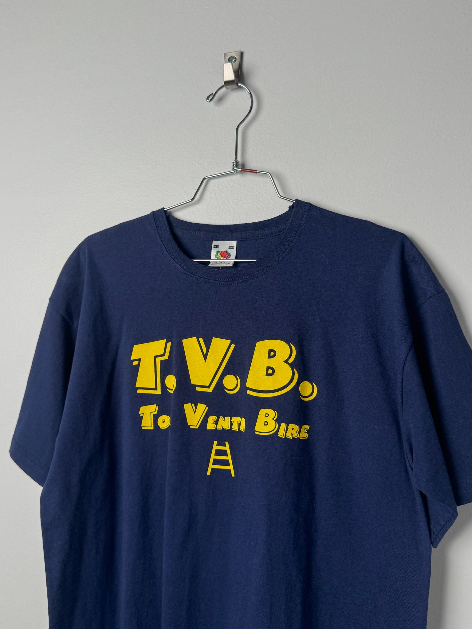 טי שרט כחולה עם הדפס כיתוב צהוב (S-M)