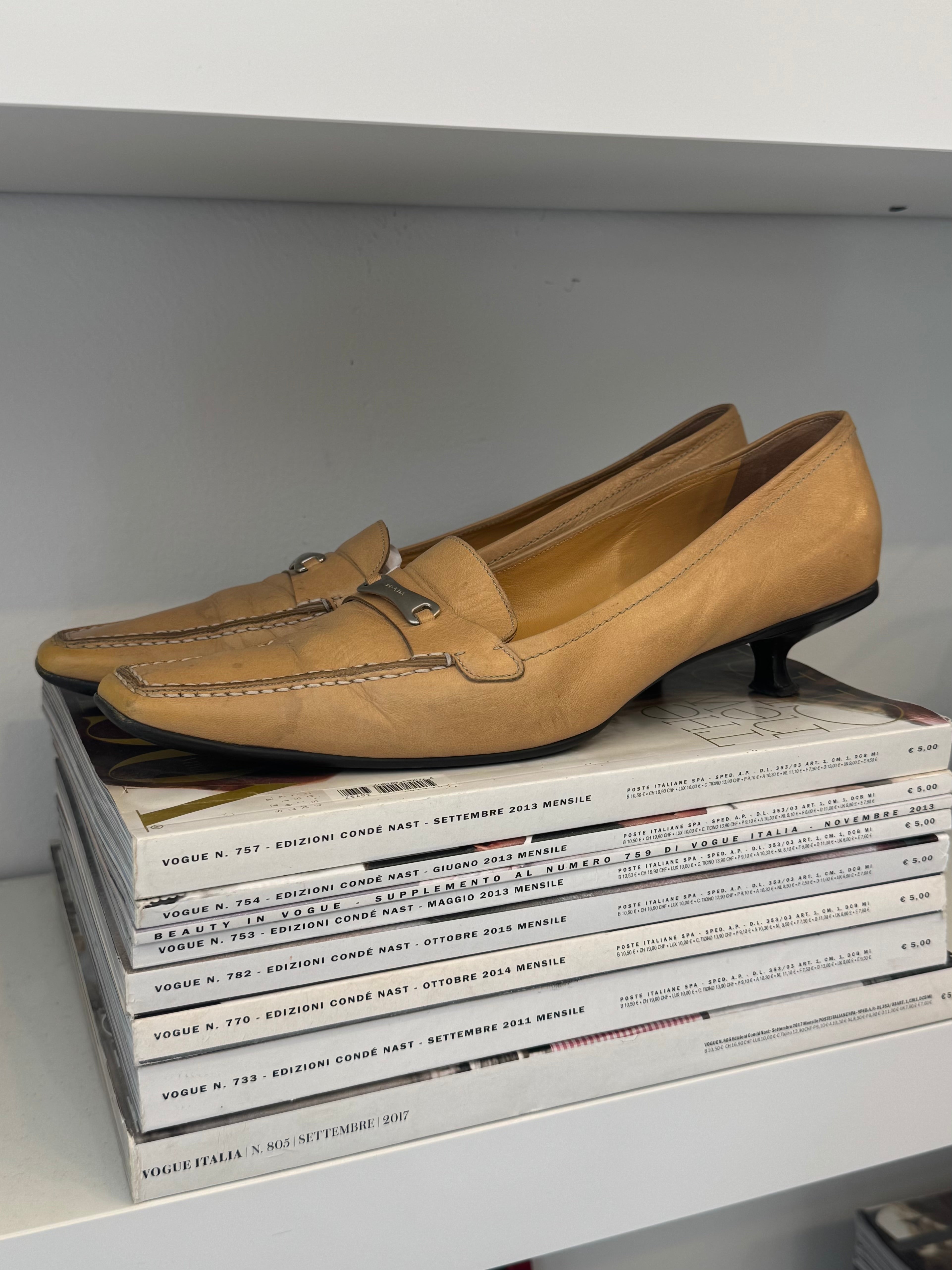 נעלי עקב מעור Prada (39.5)