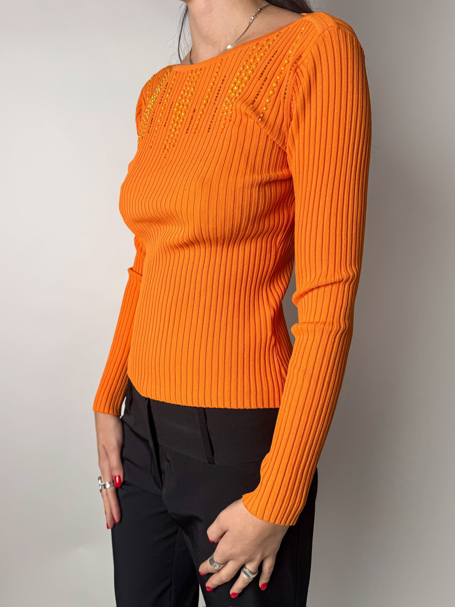 חולצה כתומה עם חרוזים (S)