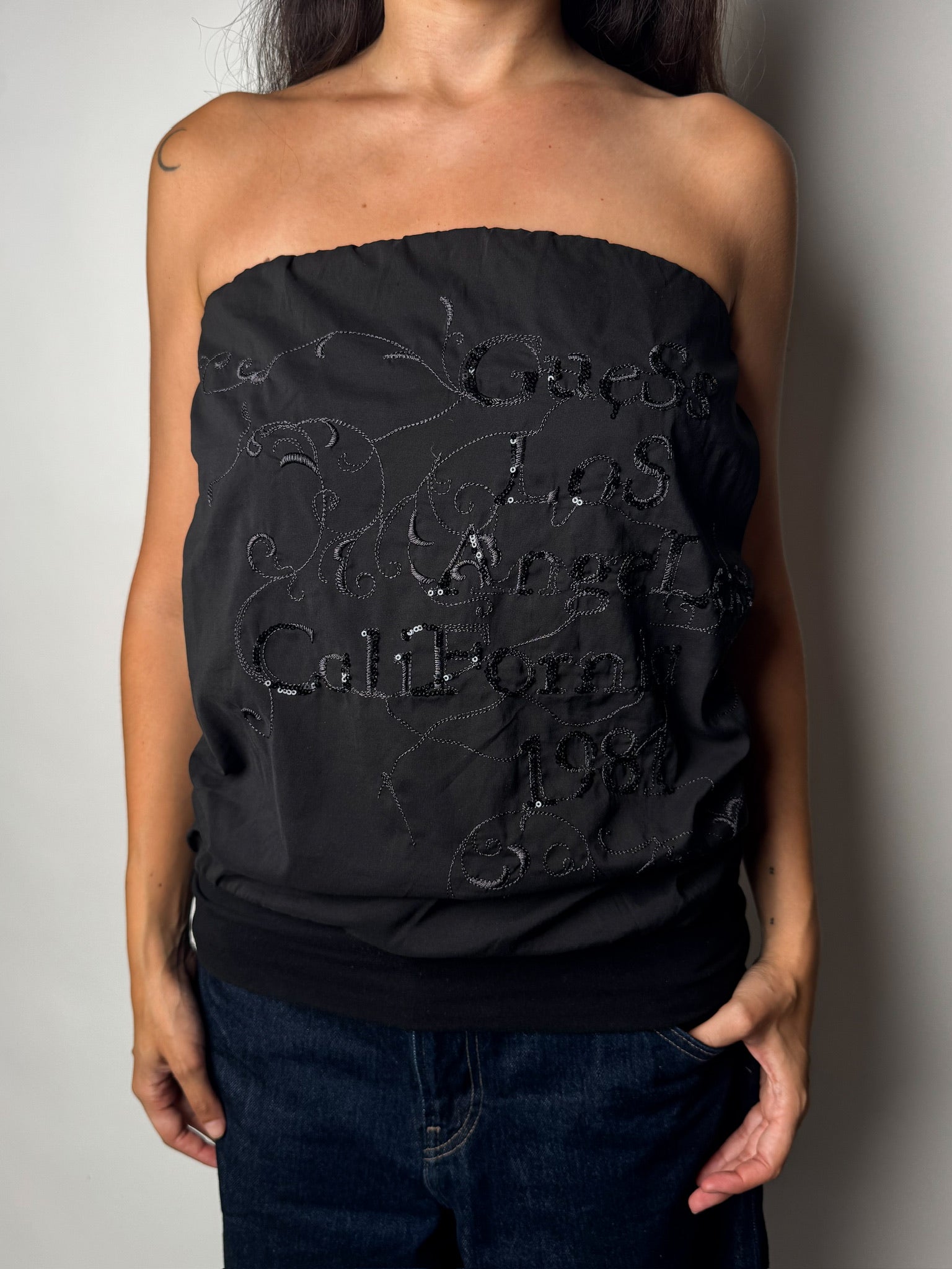 חולצת סטרפלס בעיטור רקמה Guess (M)
