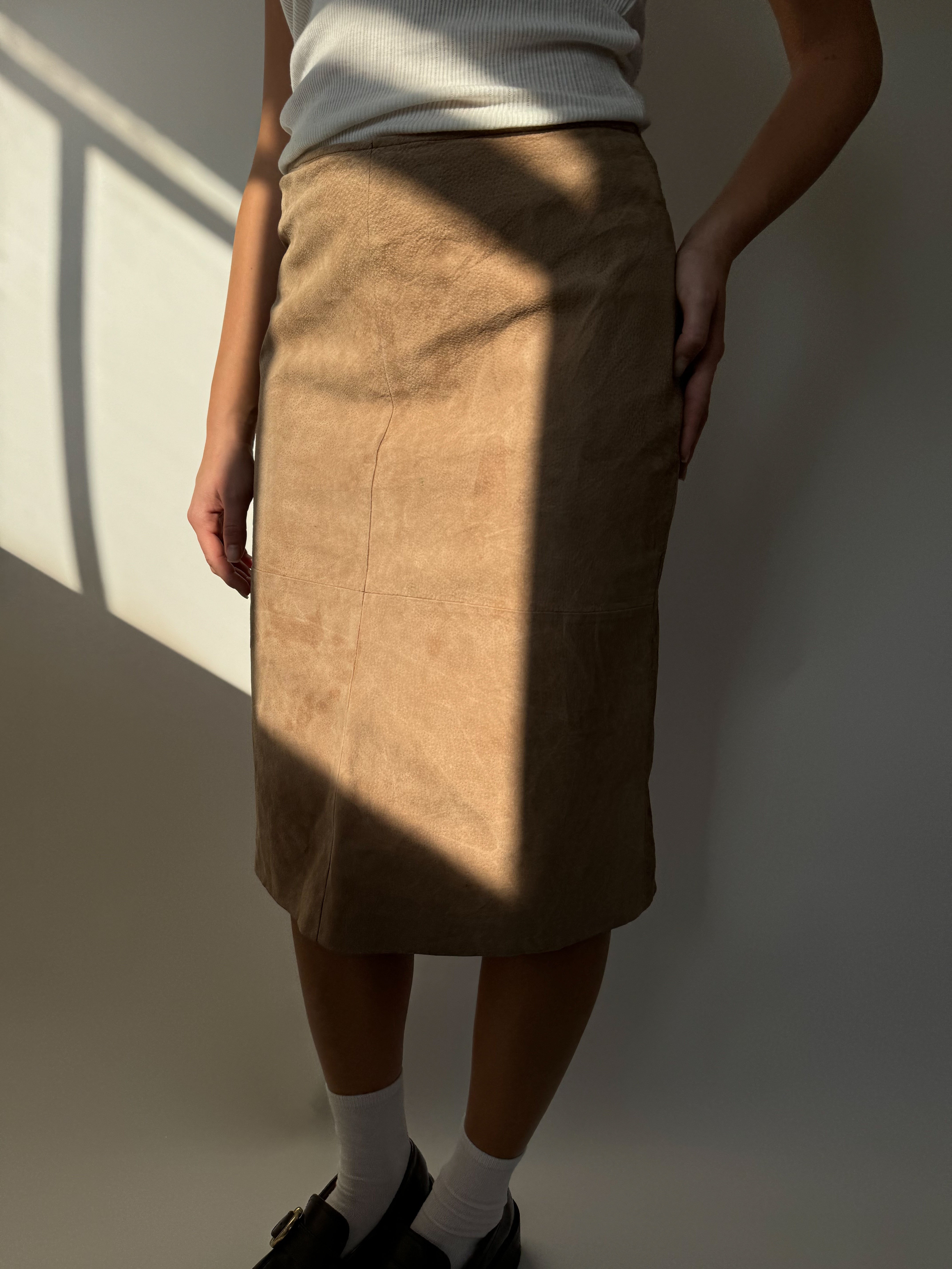 חצאית מידי זמש בצבע בז׳ (38)