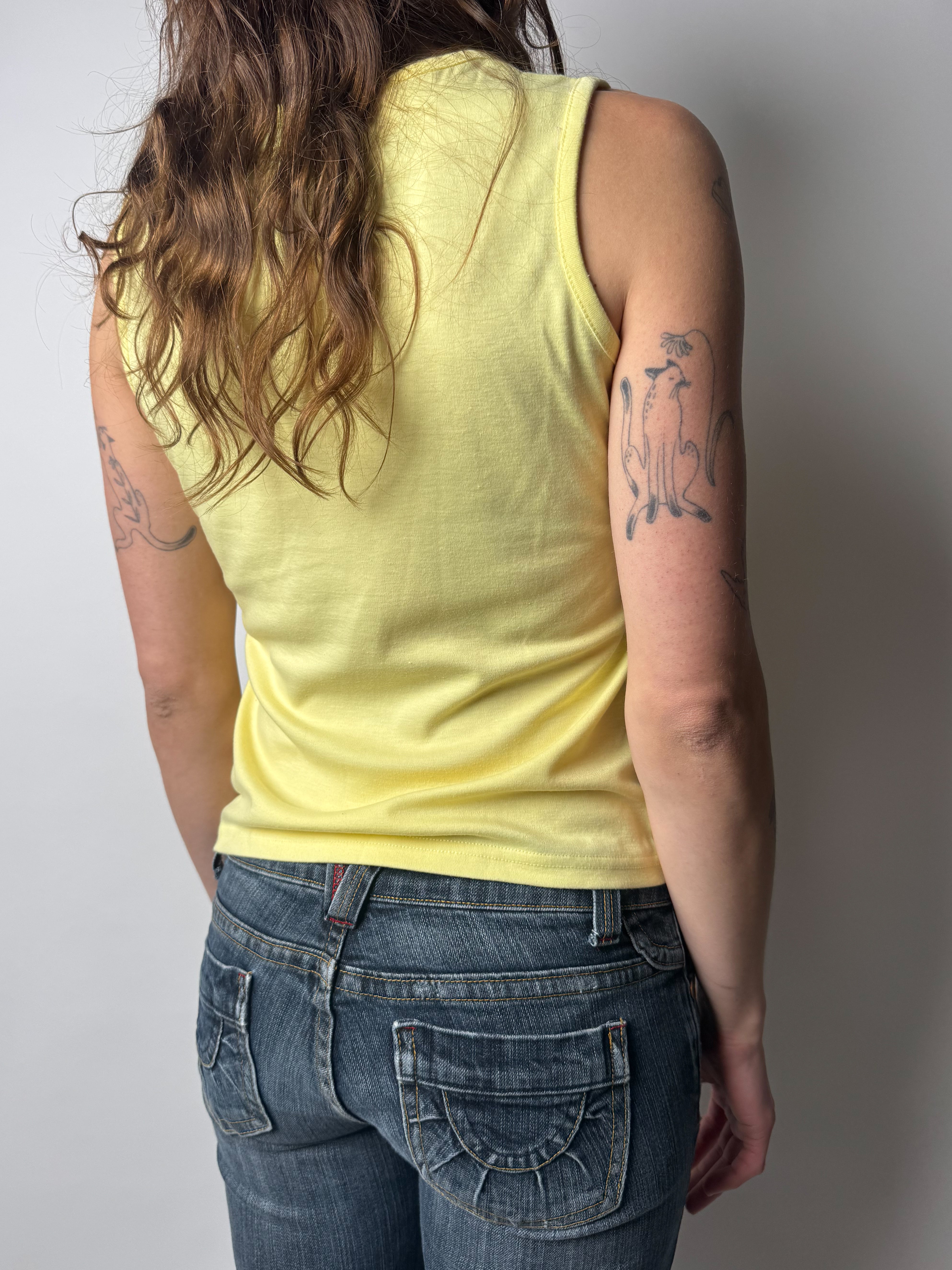 גופיה צהובה בהדפס (M)